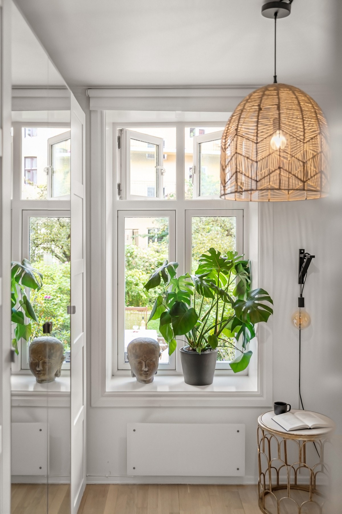 Frodig utsikt mot den herlige bakgården. Vinduer i leiligheten fra 2002. Galleribilde