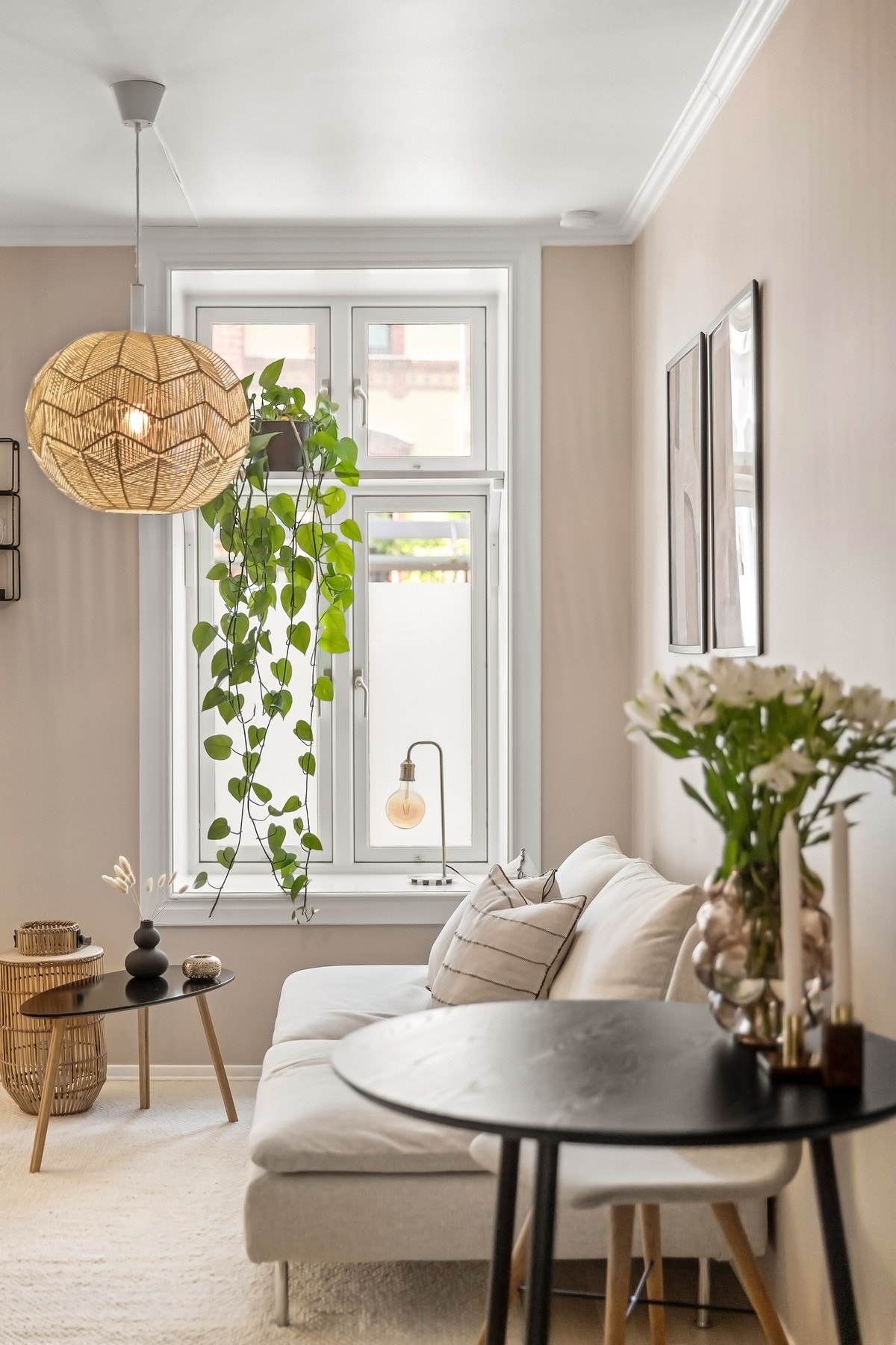 Delikate fargevalg og store, flotte vinduer av den klassiske typen. Galleribilde