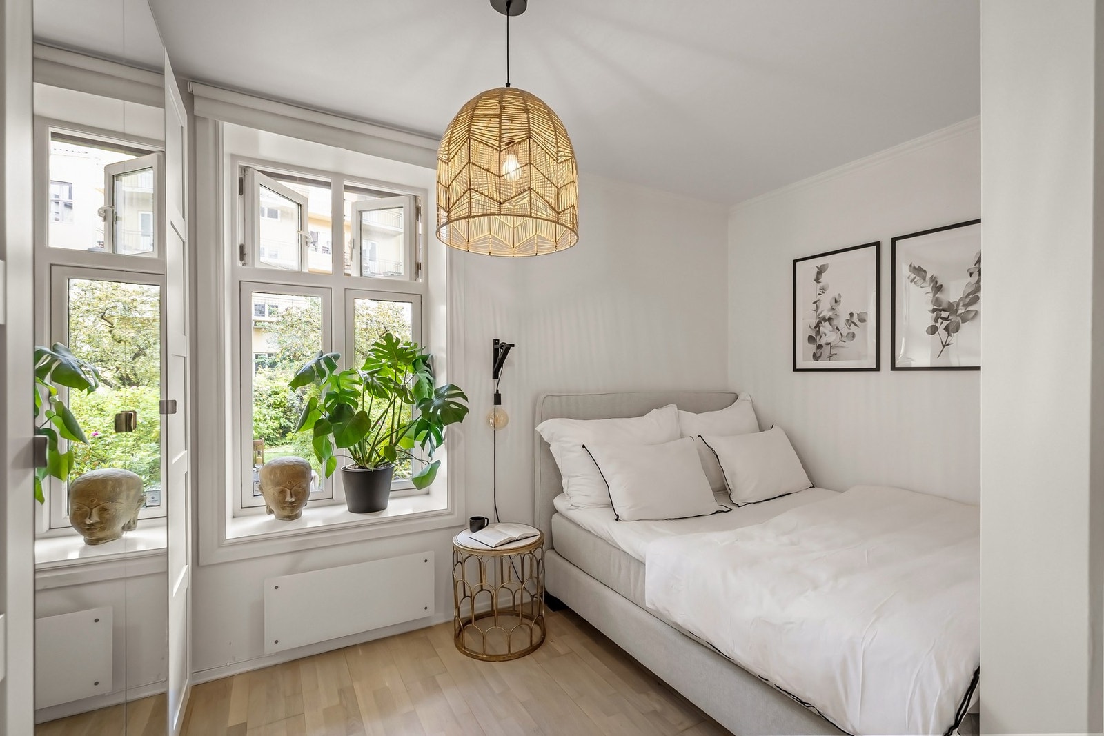 Videre har leiligheten et lyst og romslig soverom. Soverommet vender mot rolig, skjermet bakgård. Galleribilde