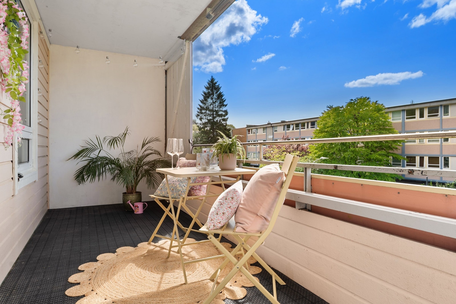 - Koselig med overbygg som gjør det lunt og godt å sitte her på fine dager - Galleribilde