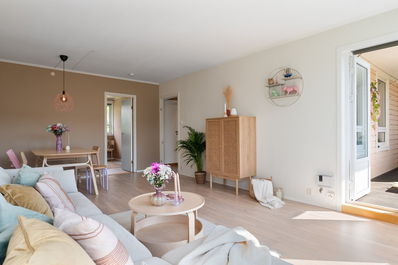 - Stuen er meget romslig med god plass til en stor sofakrok og spisegruppe - Galleribilde