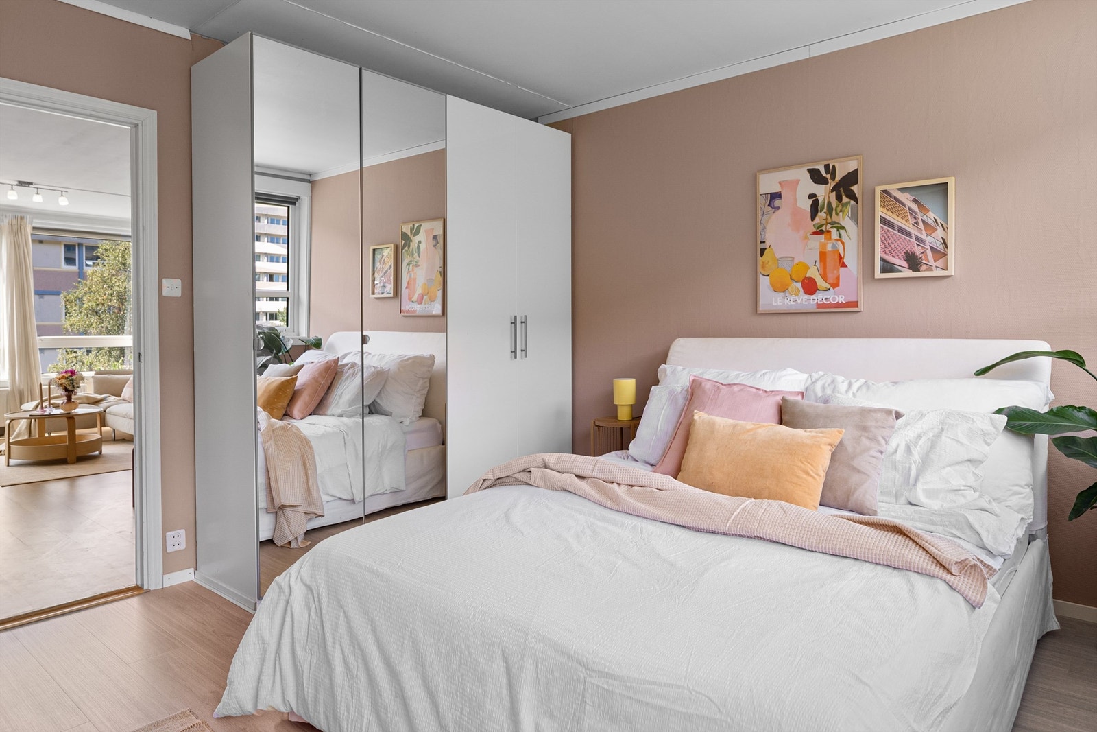 - Innredet med stort garderobeskap, samt et litt mindre som er plassbygd - Galleribilde