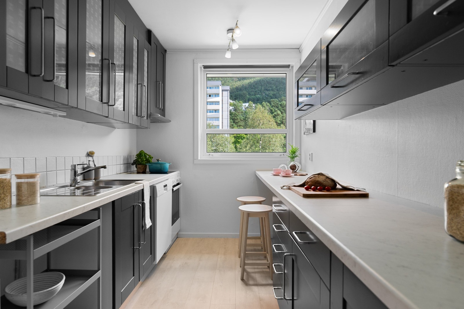 - God oppbevaringsplass i skuffer og skap, samt god benkeplass til matlaging - Galleribilde