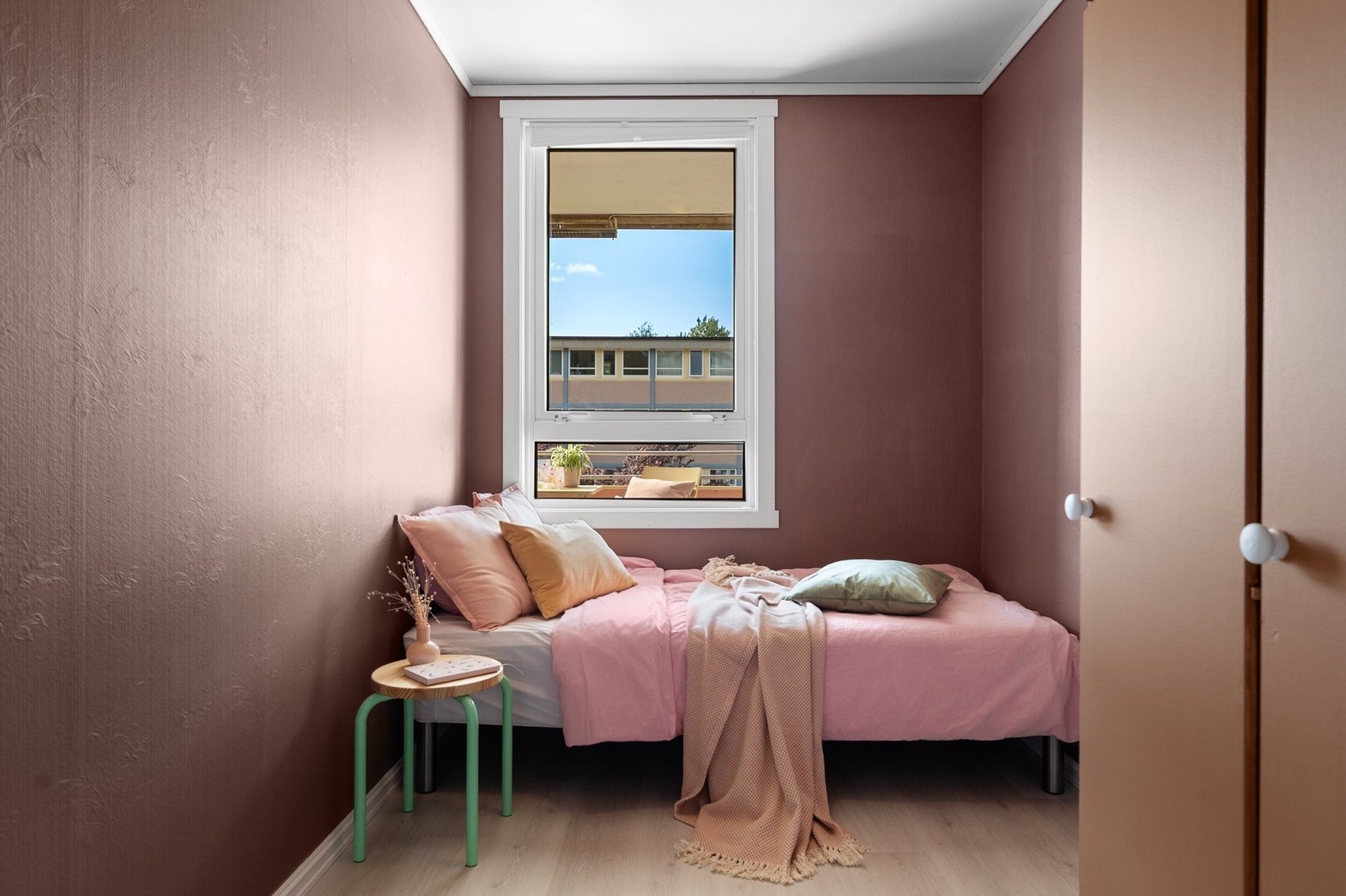 - Soverom nr 3. er malt i en lun og dempet farge. Innredet med garderobeskap - Galleribilde