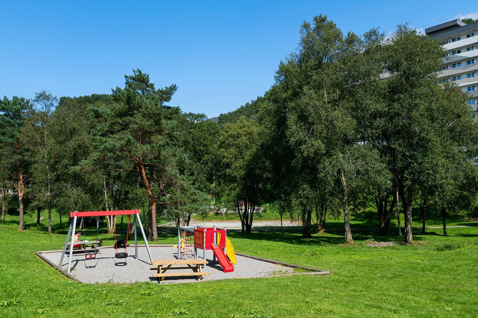 - Borettslagets fellesarealer er pent opparbeidet, bl. a. flere lekeplasser og gressplener - Galleribilde