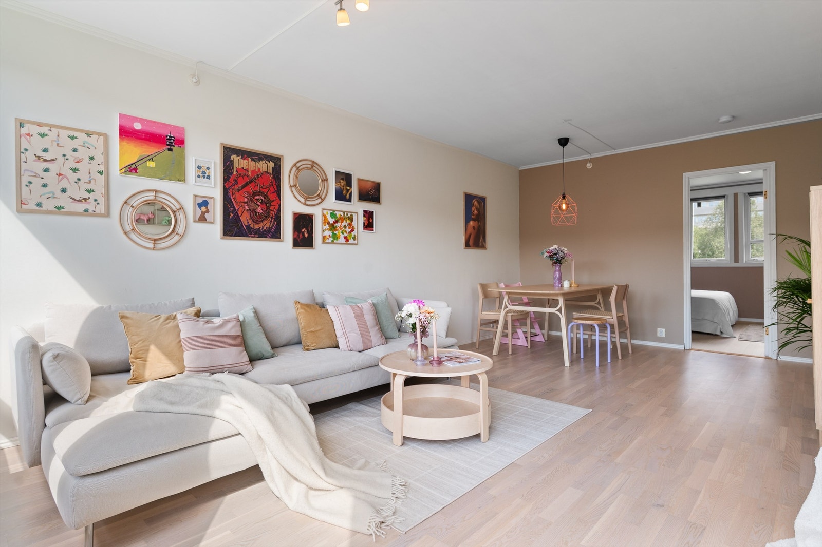 - Fra stuen er det tilkomst til hovedsoverommet - Galleribilde