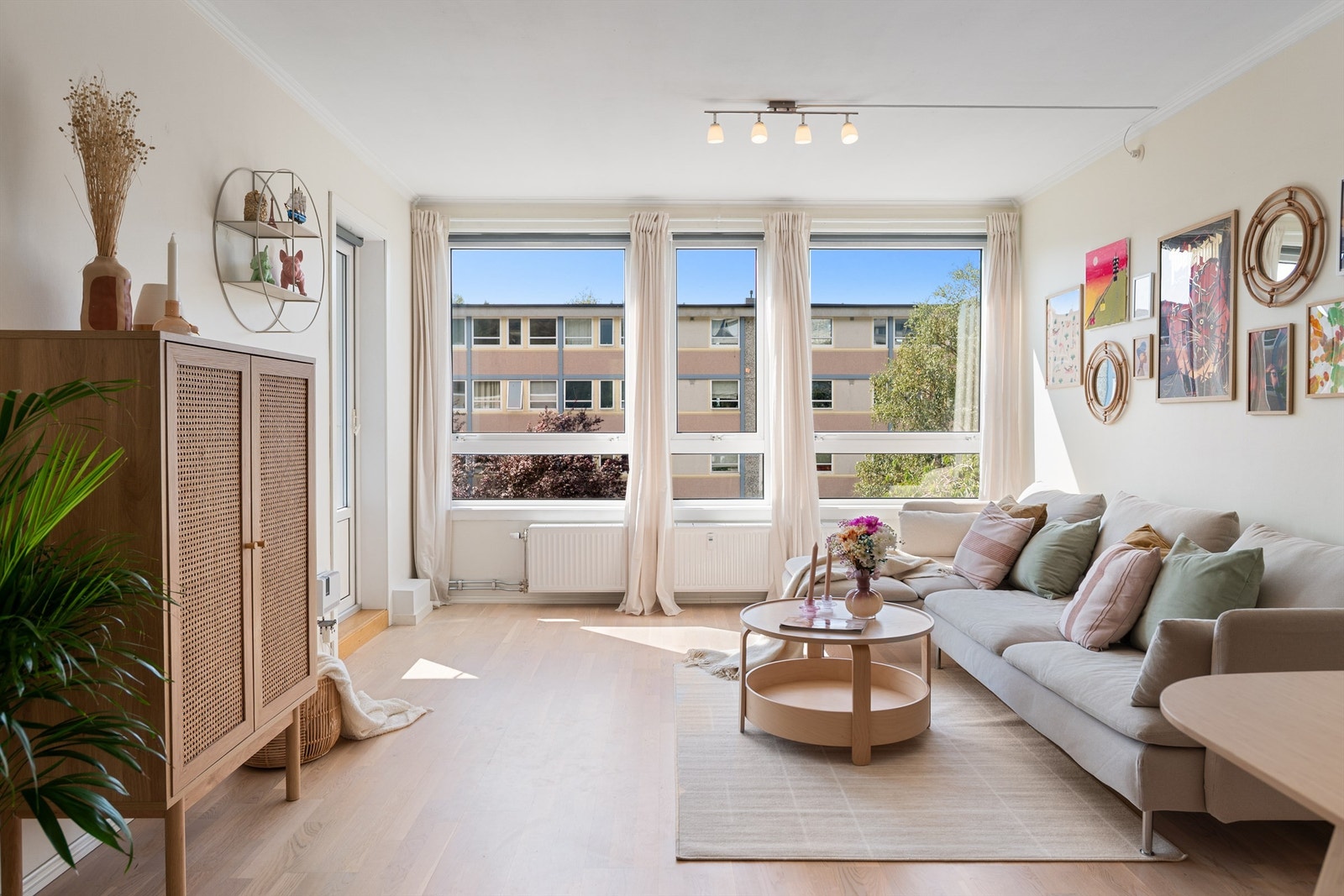 - De store vinduene gir mye naturlig lysinnslipp - Galleribilde