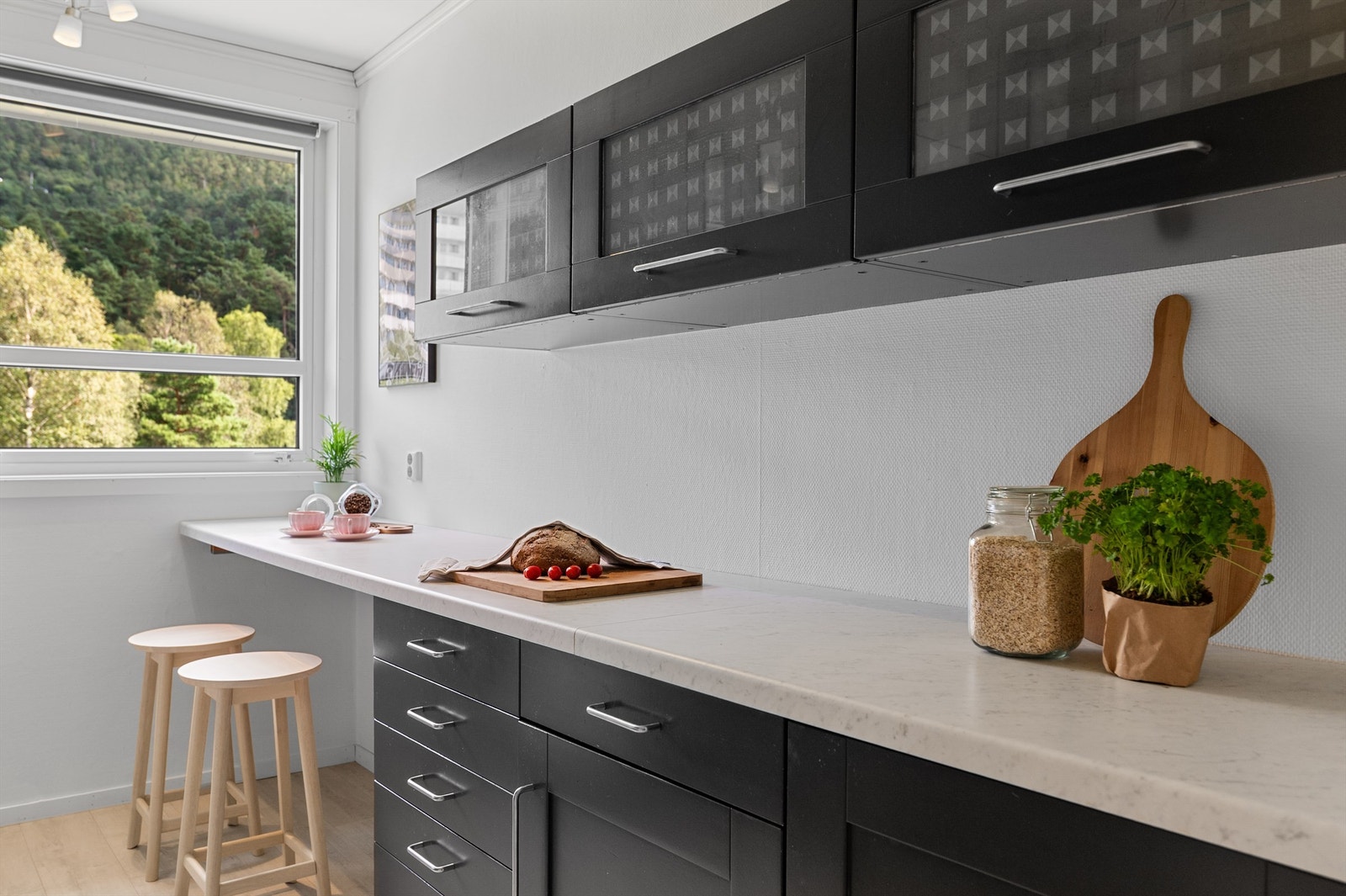 - En koselig spiseplass på kjøkken hvor frokosten kan nytes - Galleribilde