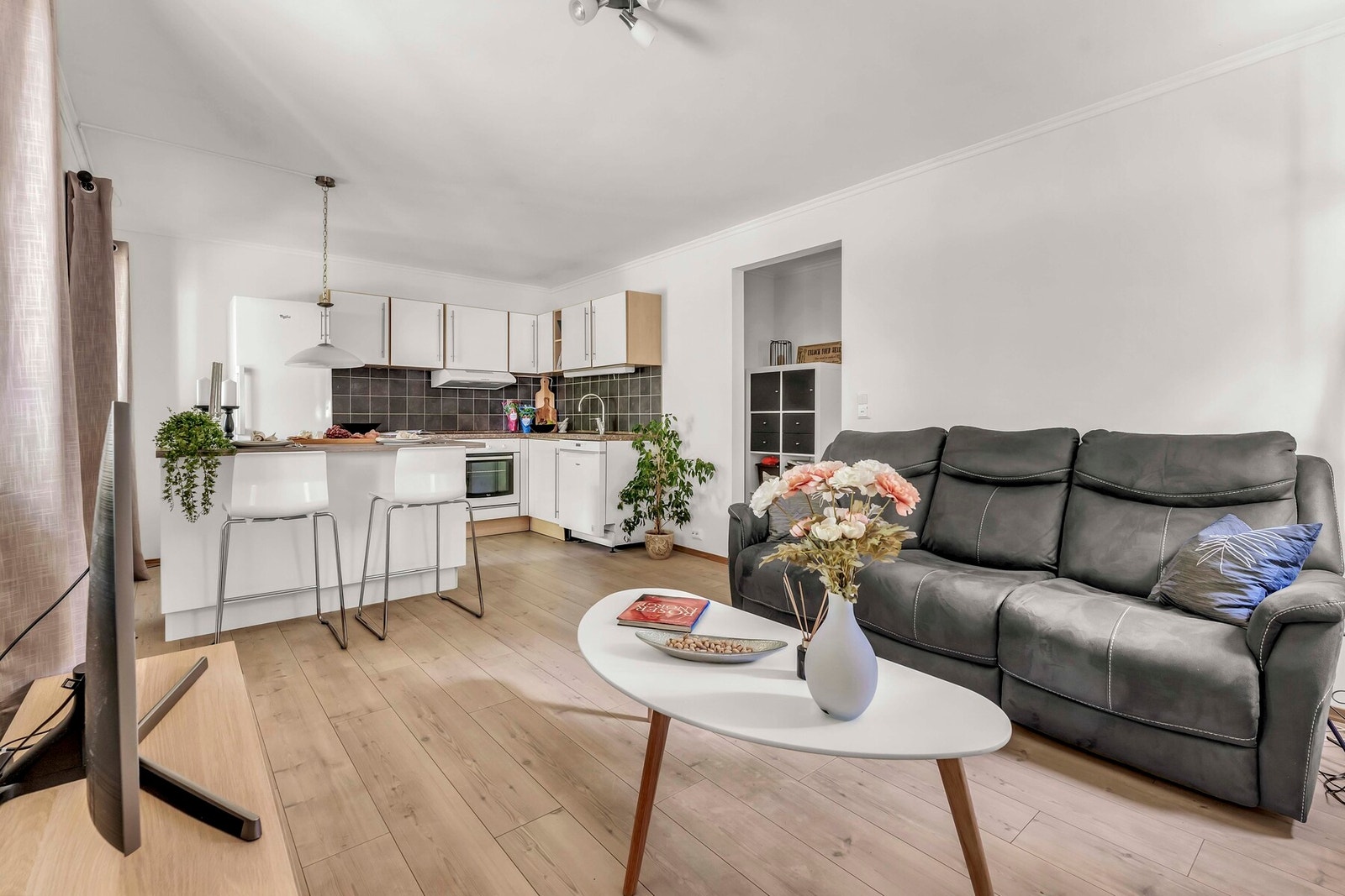 Lys og koselig stue med åpen løsning mot kjøkkenet. Galleribilde