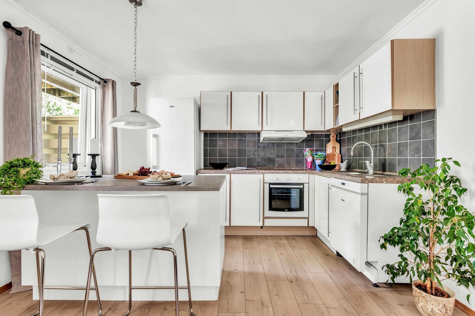 Det er en koselig spiseplass på kjøkkenet. Galleribilde