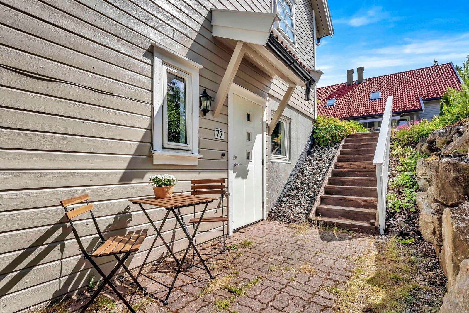 Det er en koselig og usjenert sitteplass ved inngangspartiet. Galleribilde