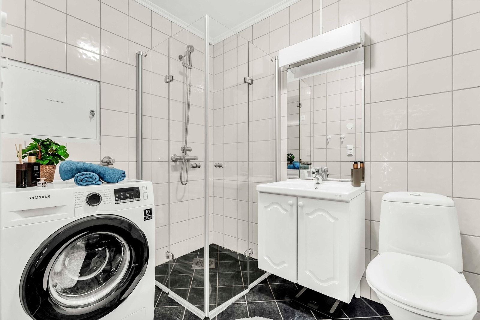 Pent, flislagt bad med varmekabler i gulvet. Galleribilde