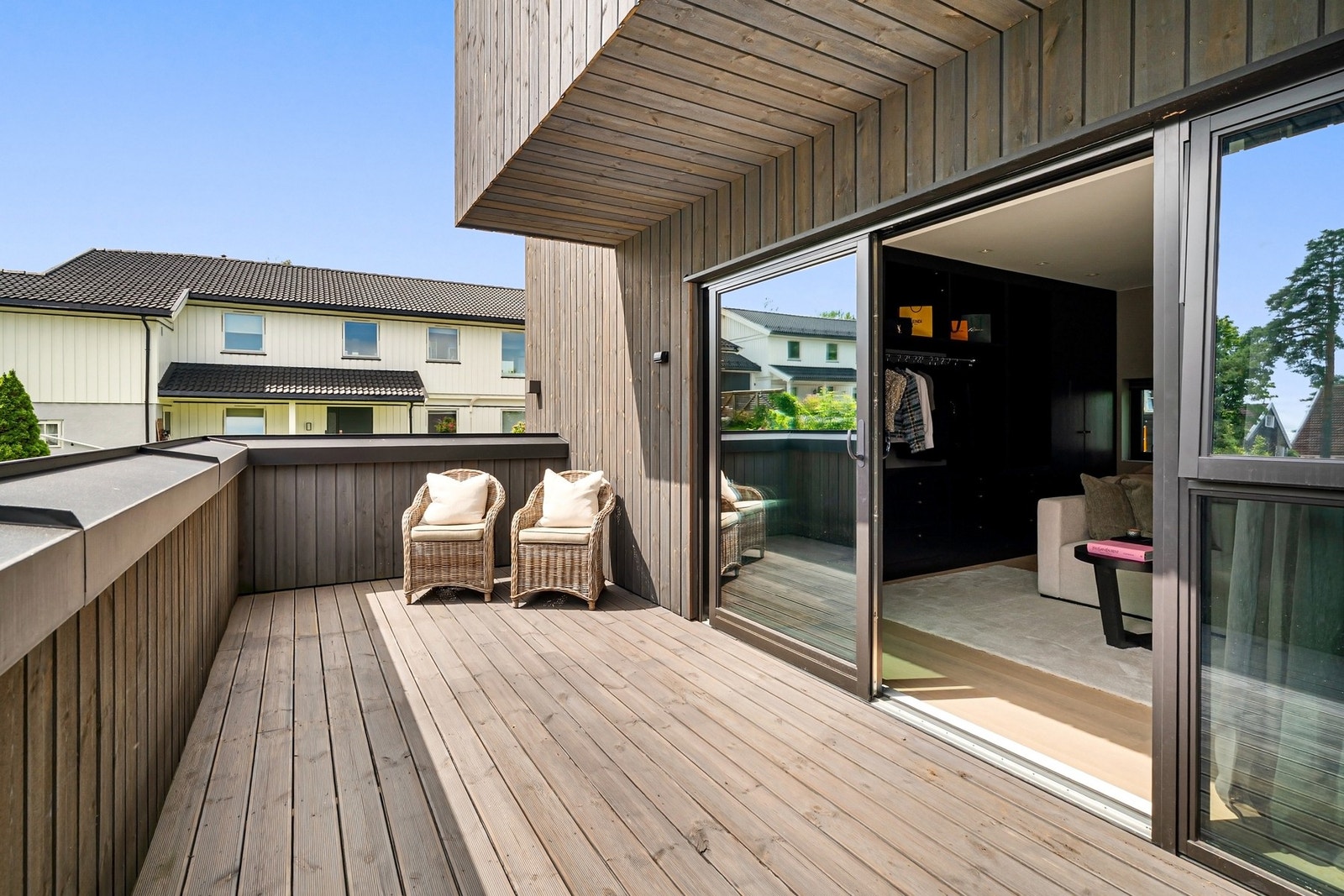 Terrasse med flere møbleringsmuligheter. Galleribilde