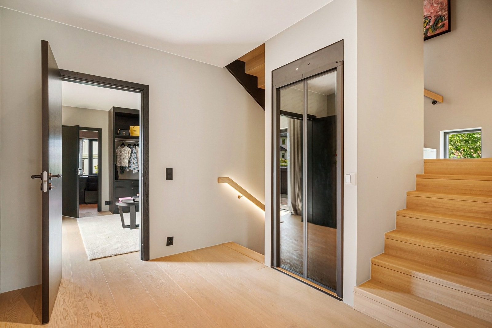 Heis og trappegang med inngang til soverom 1 i 2.etasje. Galleribilde