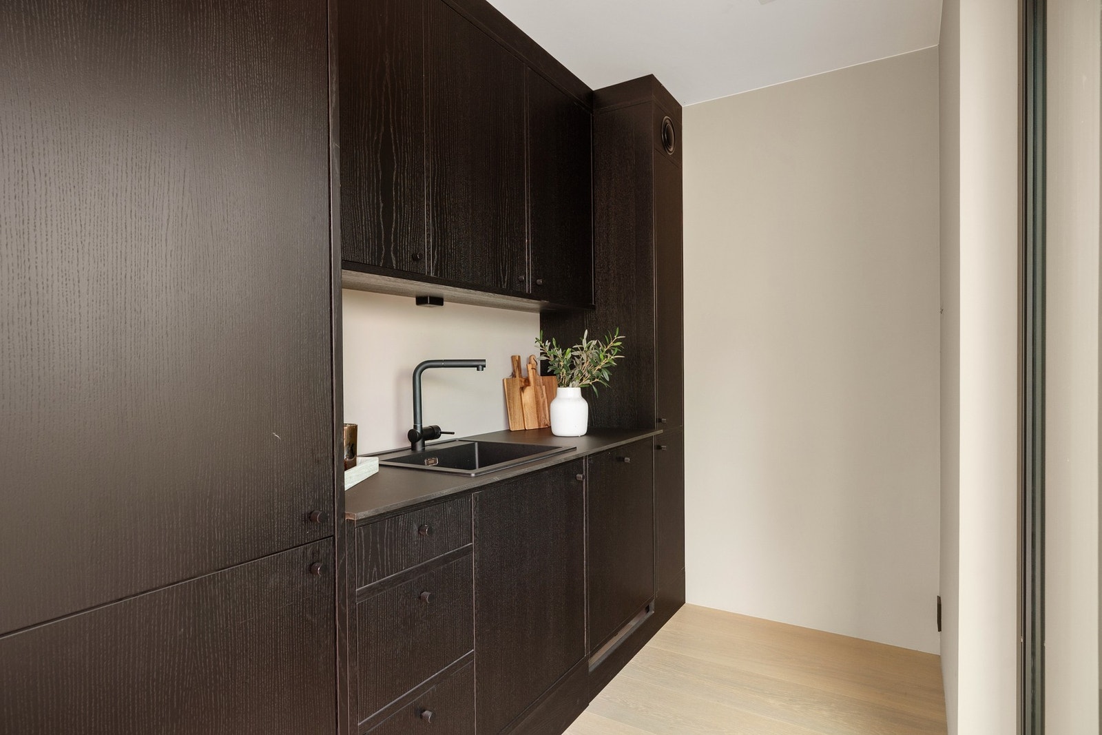 Kjøkken i 3.etasje med kompakt laminat benkeplate. Galleribilde