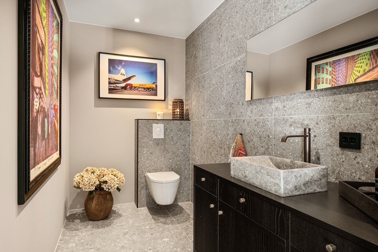 Påkostet gjestetoalett med eksklusive overflater i 1.etasje. Galleribilde