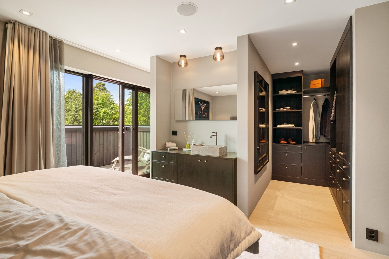Hovedsoverom med direkte utgang til privat balkong, eksklusiv garderobeløsning og integrert servant - en suite-løsning med hotellfølelse. Galleribilde