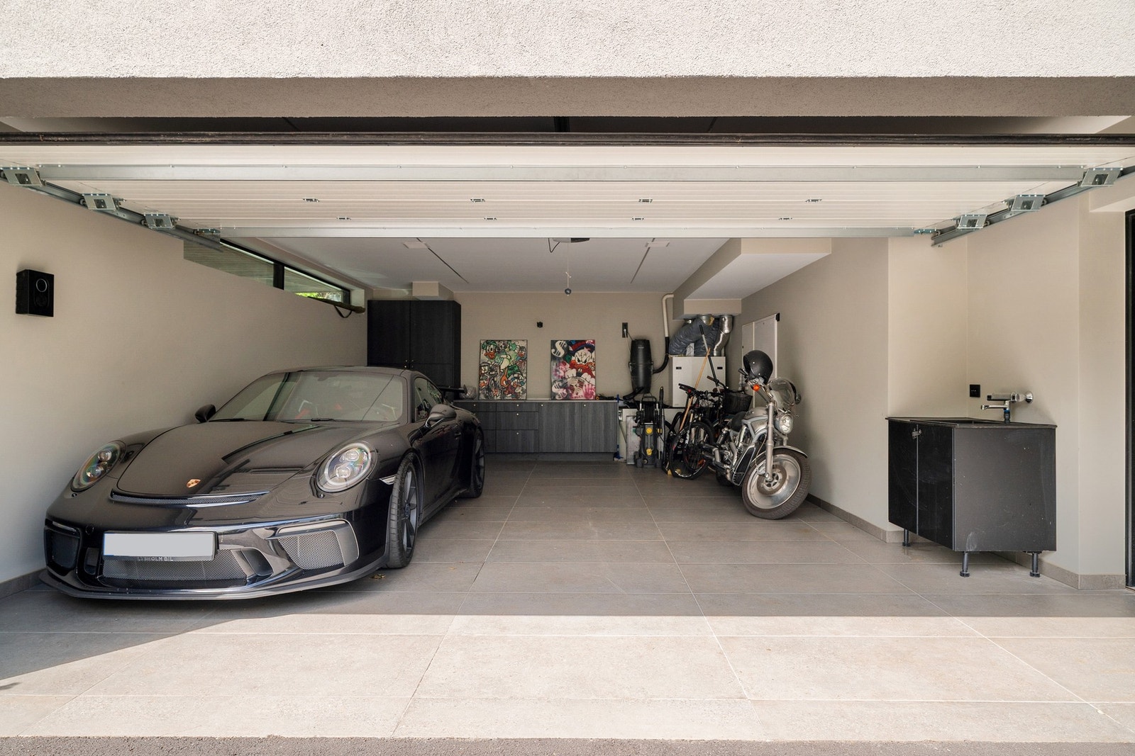 Dobbelgarasje med el-lader. Lagringsmuligheter og praktisk innredning med benk og skap. Galleribilde