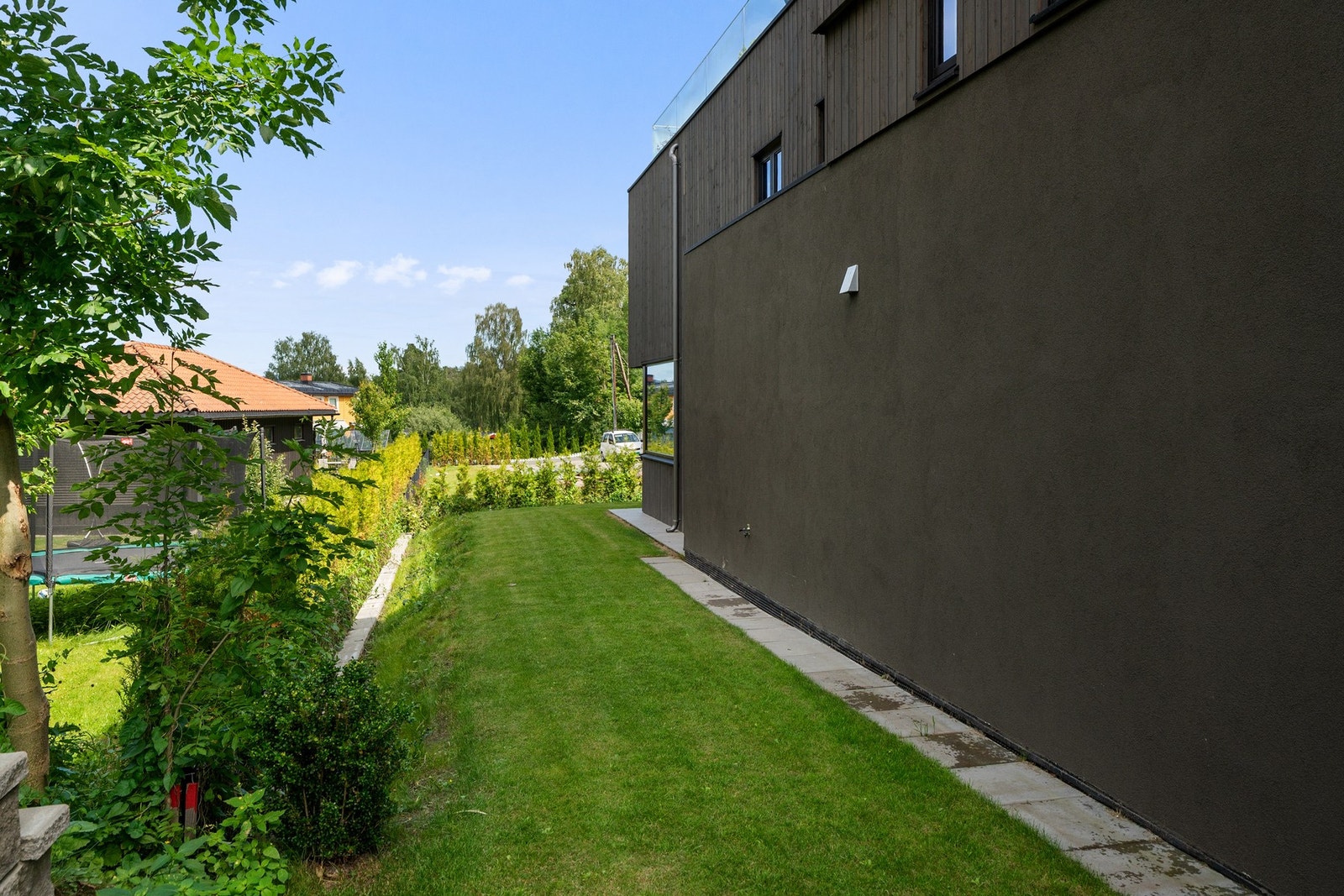 Det er lagt plen rundt store deler av boligen. Galleribilde