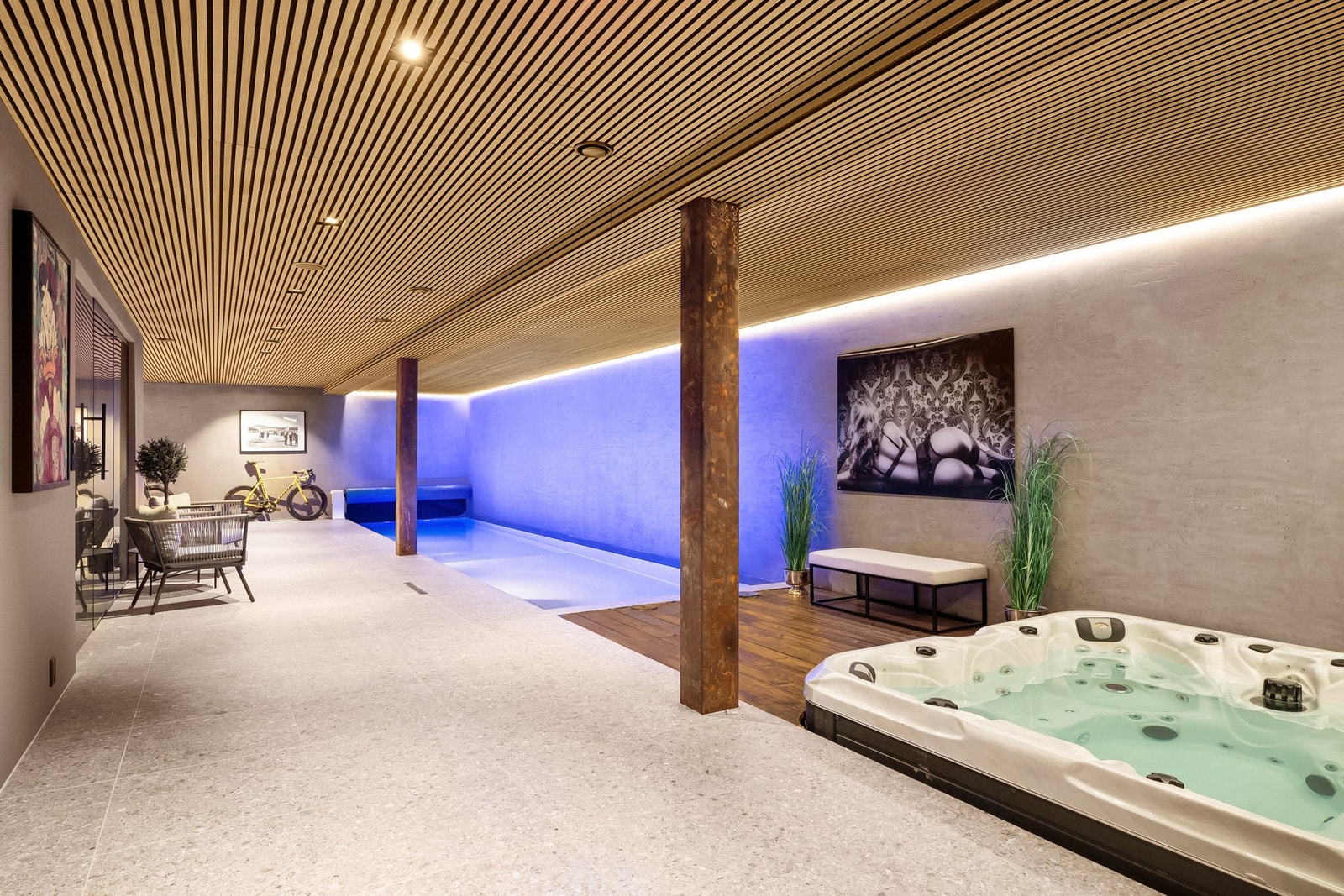 Spa-avdeling i under etasjen med svømmebasseng, boblebad og loungeområde. Galleribilde