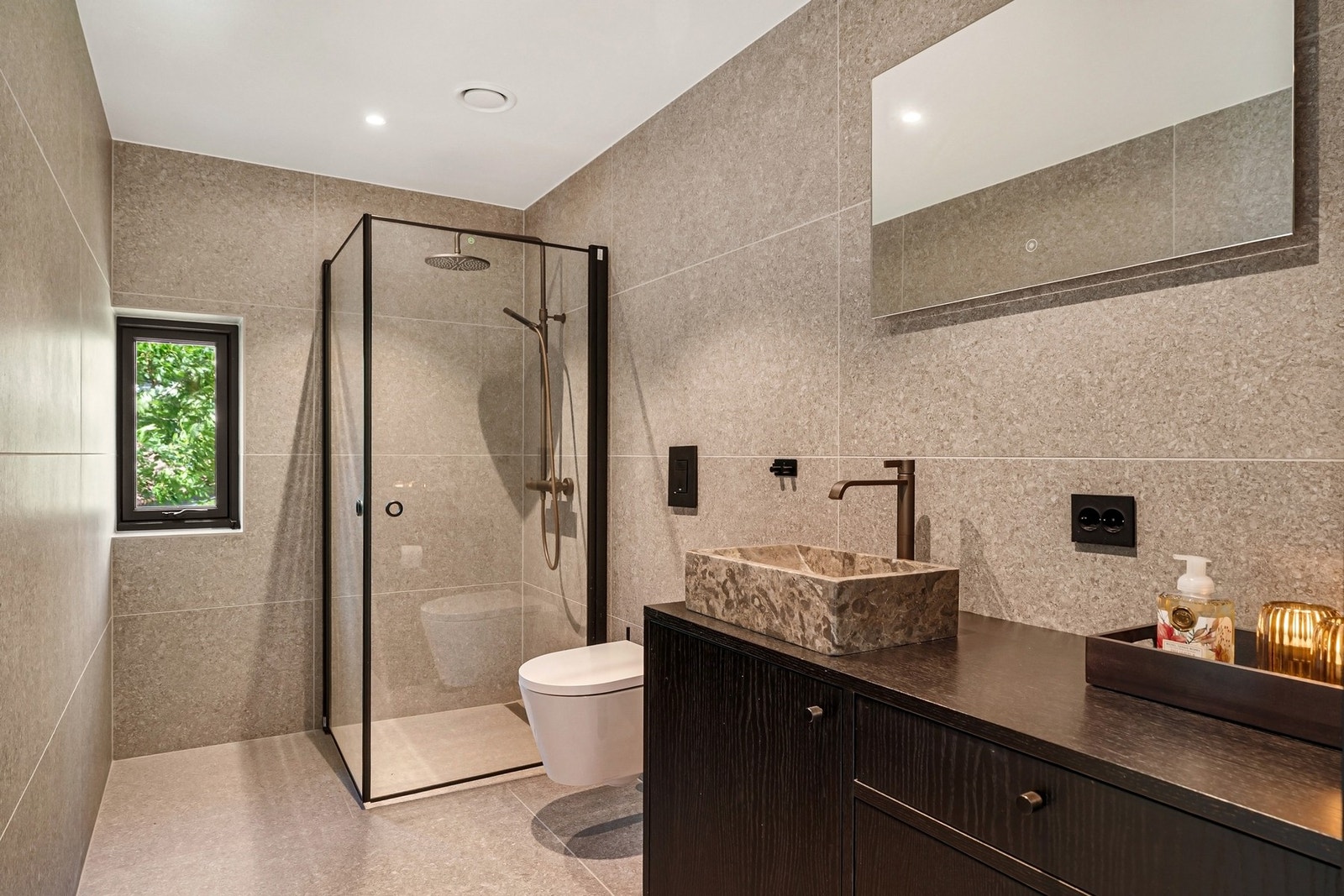 Baderom i 2.etasje med vegghengt toalett, regnfallsdusj og servant. Galleribilde