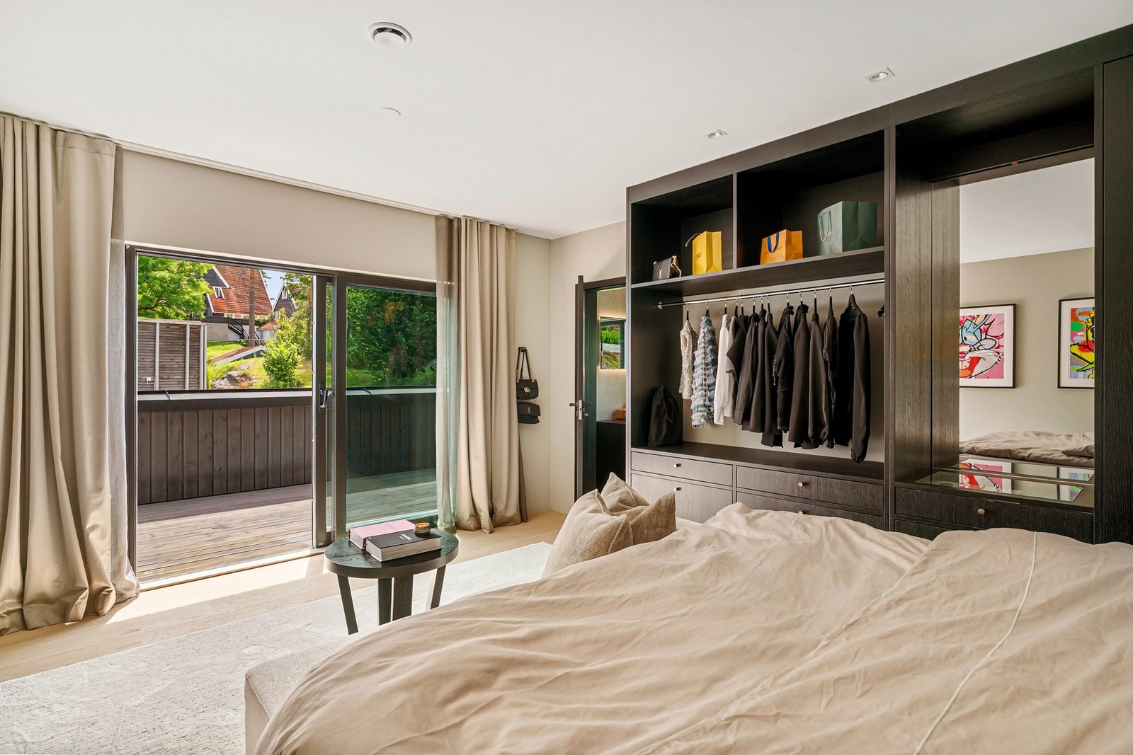 Soverommet har utgang til en terrasse. Galleribilde