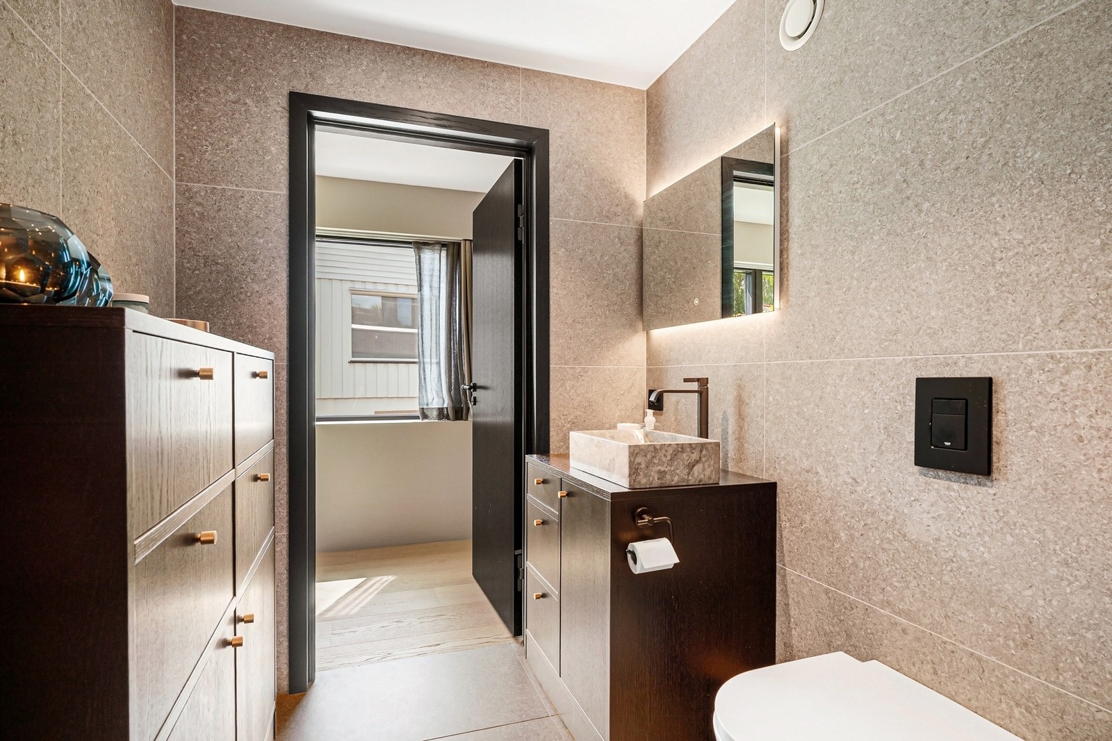 Baderom med direkte adkomst fra soverom 3. Galleribilde