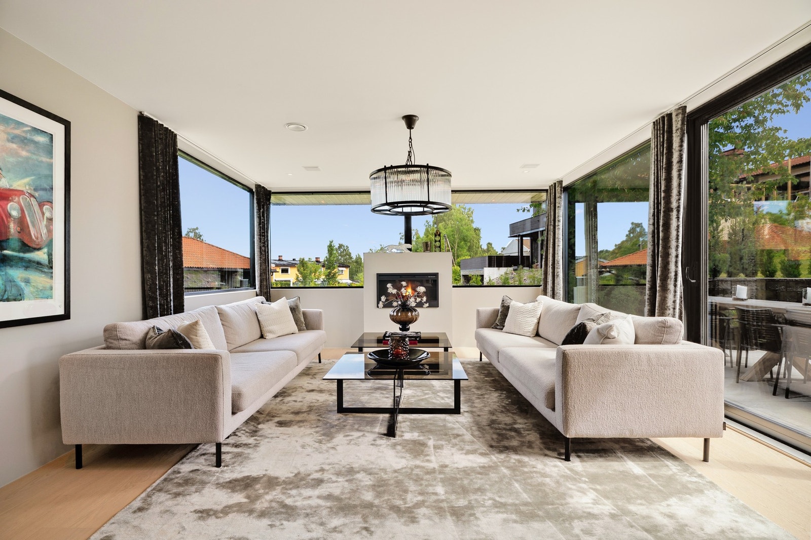 Stueområdet med store vindusflater, peis og utgang til hagen. Galleribilde