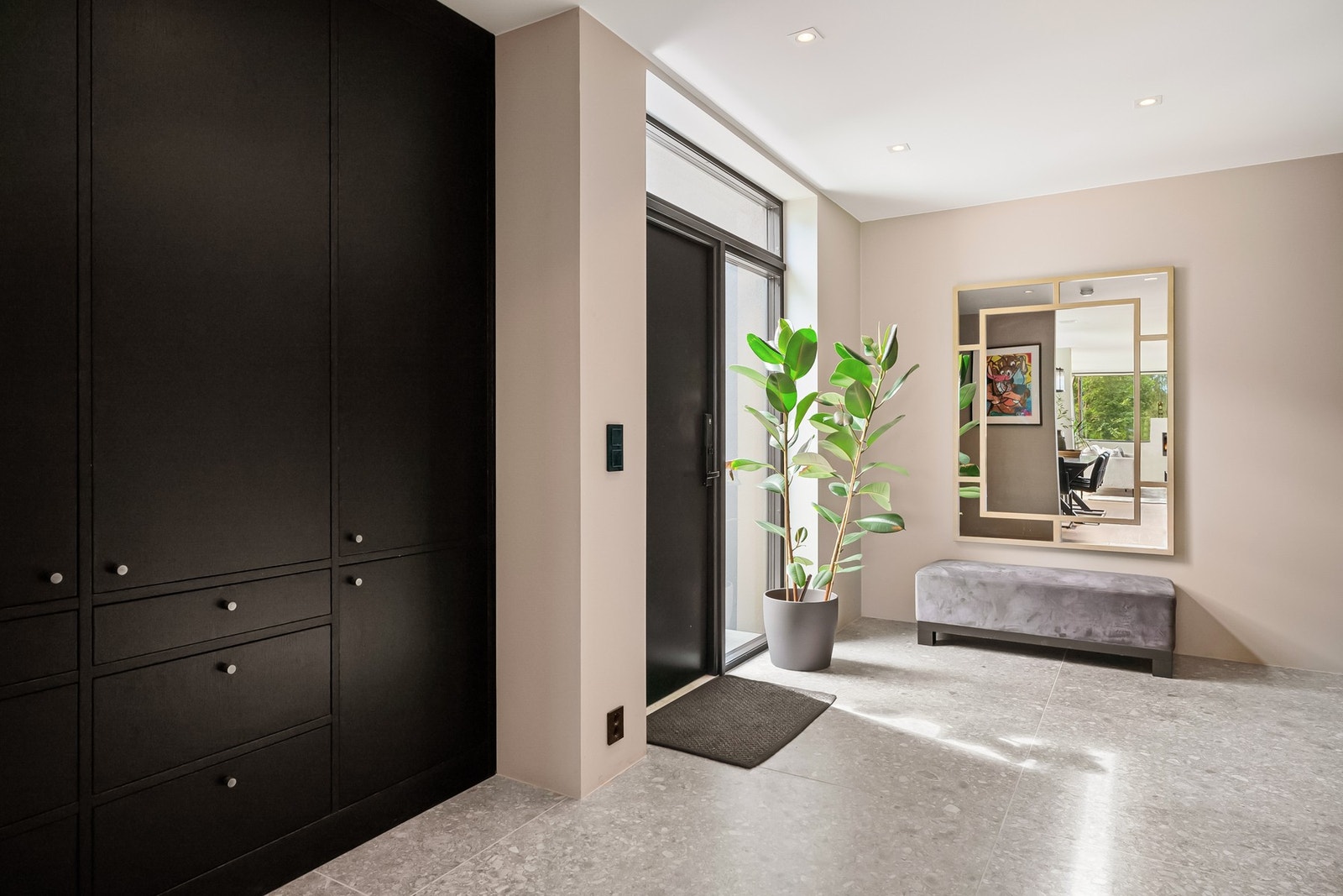 Lys og innbydende entré med god takhøyde, store vindusflater og kvalitetsmaterialer - et flott førsteinntrykk av boligen. Galleribilde