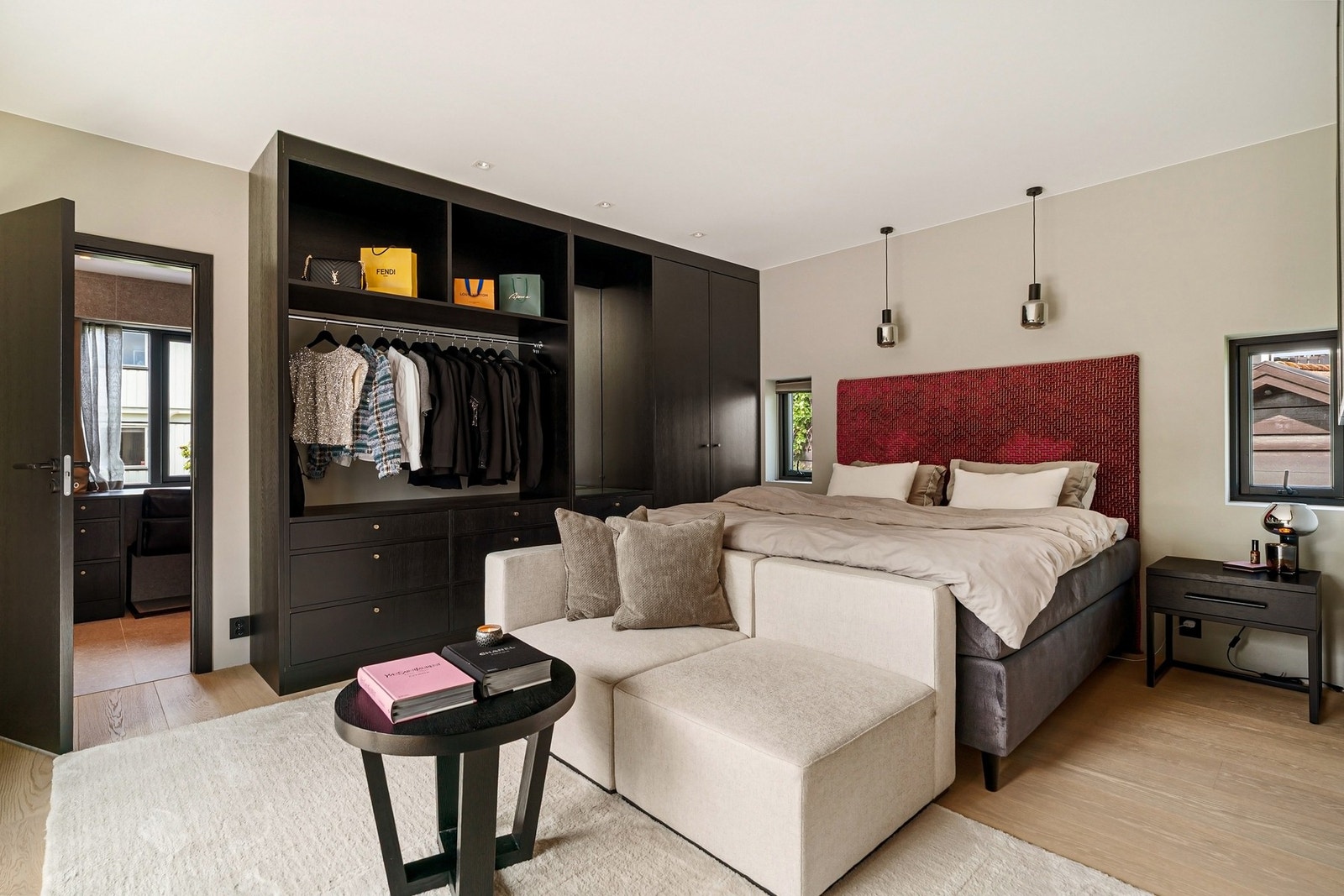 Romslig soverom med integrert garderobeløsning. Galleribilde