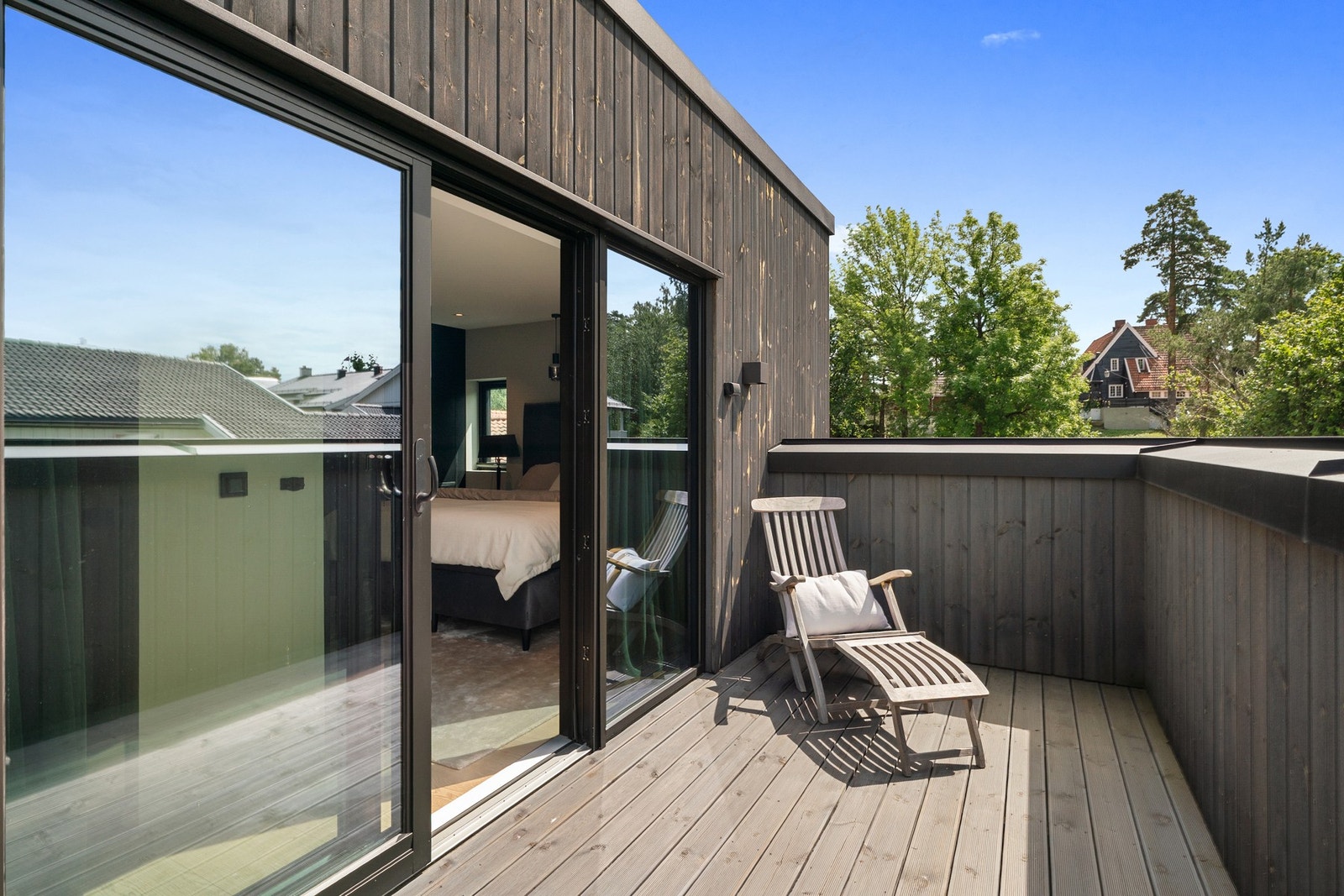 Solrik og skjermet terrasse med adkomst fra hovedsoverommet - et perfekt sted for morgenkaffen eller rolig kveldsstemning. Galleribilde