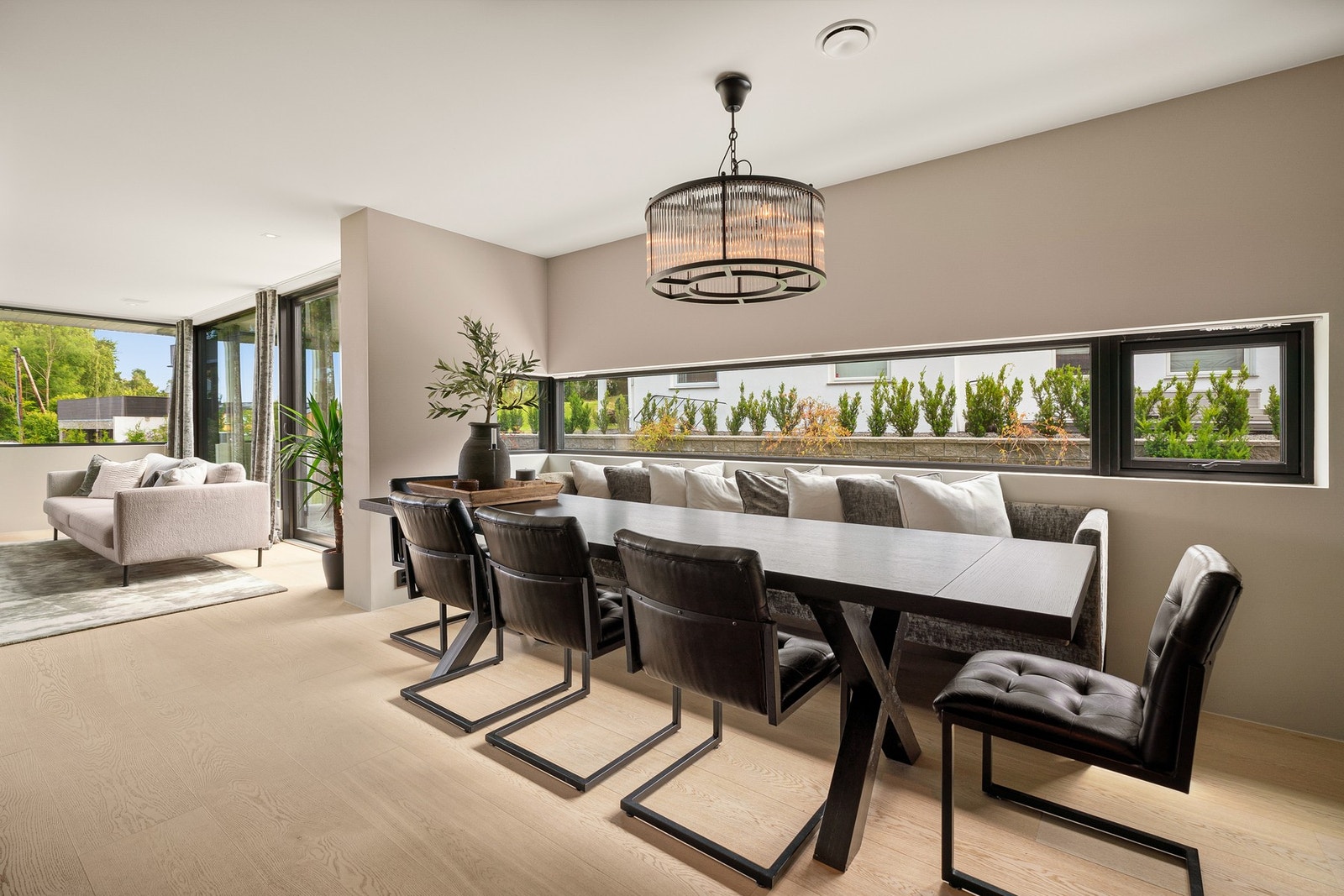 Lys og romslig spiseplass i direkte tilknytning til stuen, kjøkkenet og uteområdet. Galleribilde