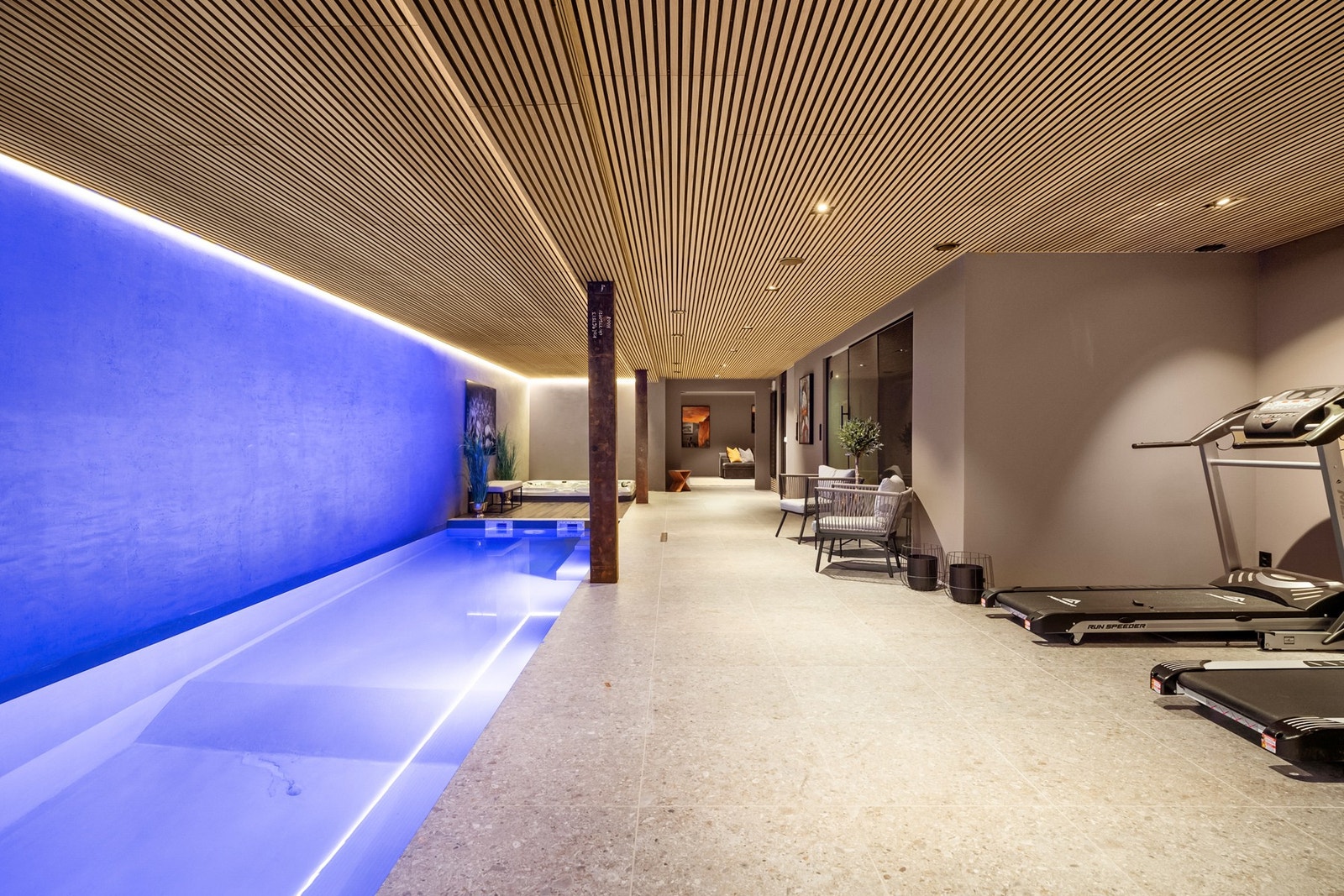 Fra spa-avdelingen er det inngang til et kinorom. Galleribilde