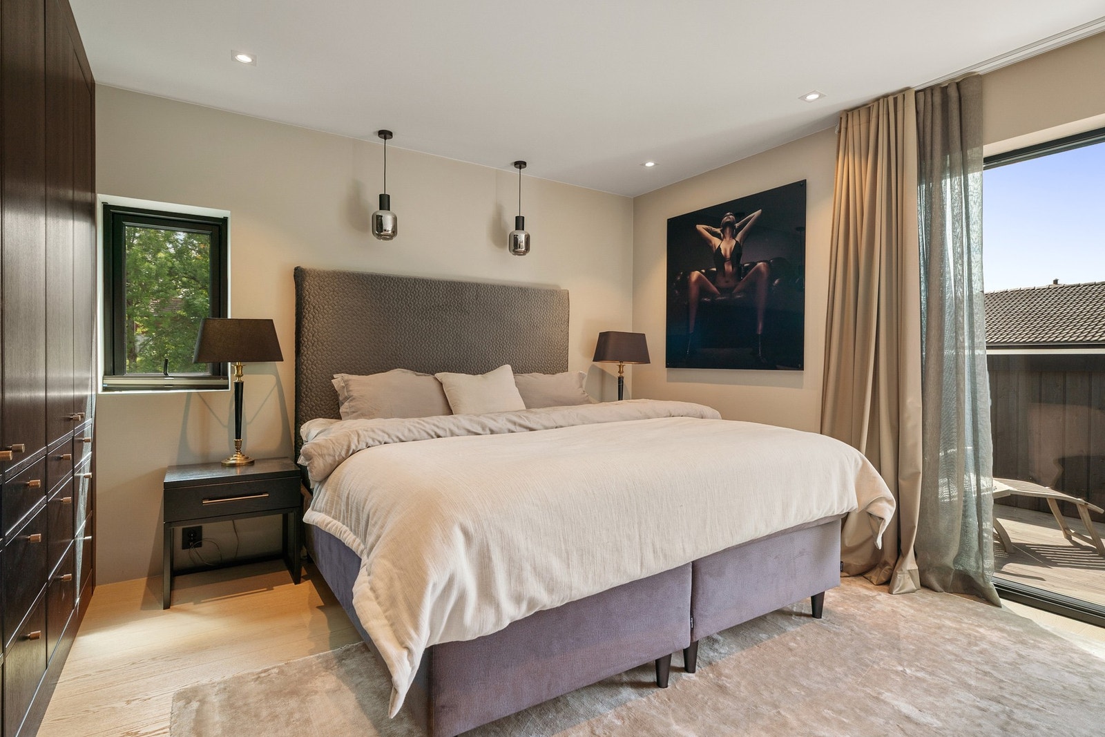 Lyst og innbydende hovedsoverom i 3.etasje med god plass og stilrene detaljer. Galleribilde