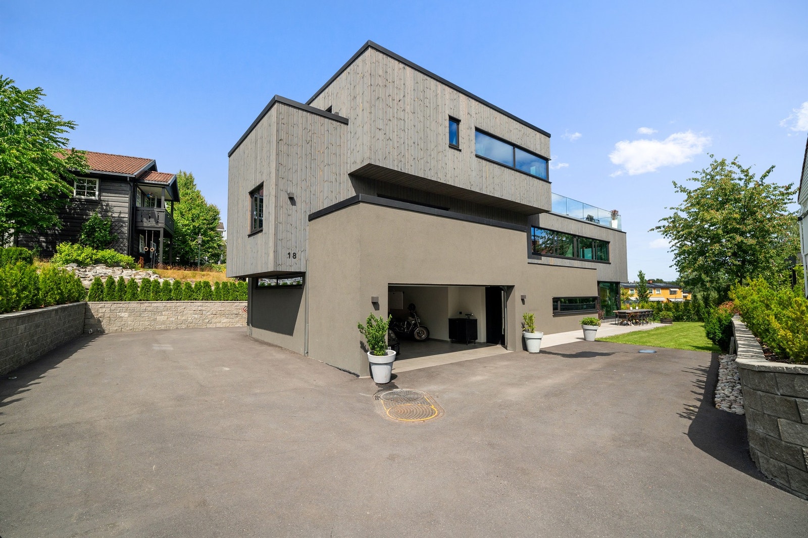 Romslig gårdsplass og dobbelgarasje gir rikelig med parkeringsmuligheter. Galleribilde