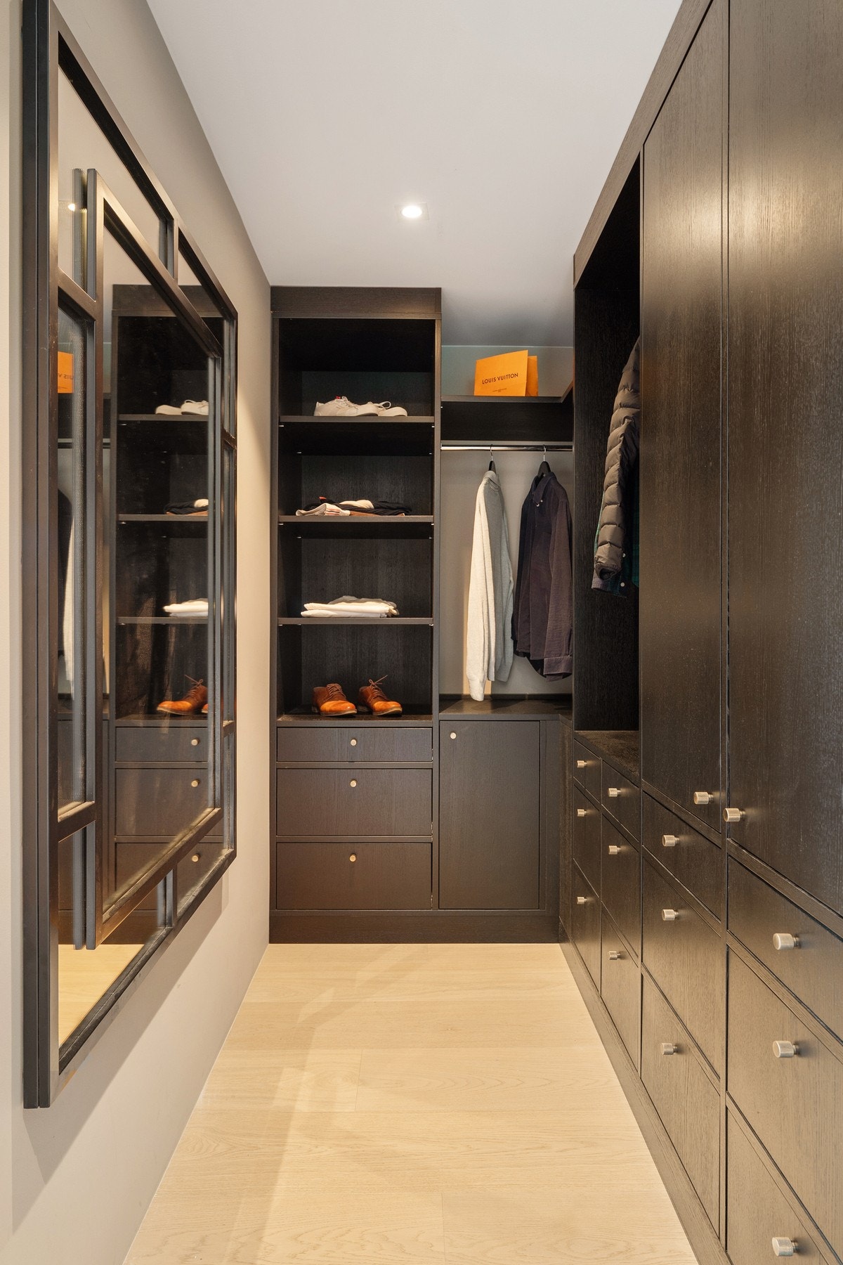 Walk-in garderobe med skreddersydd innredning og rikelig med oppbevaringsplass. Galleribilde