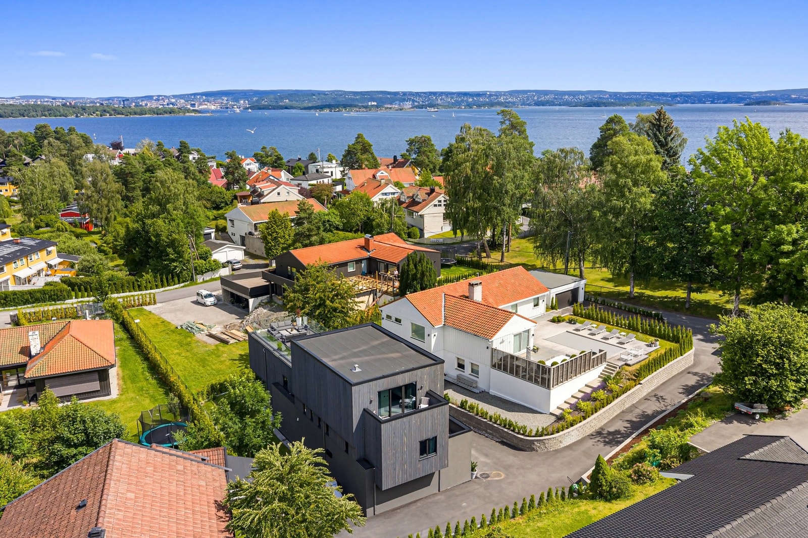 Boligen ligger i nærhet til sjøen. Galleribilde