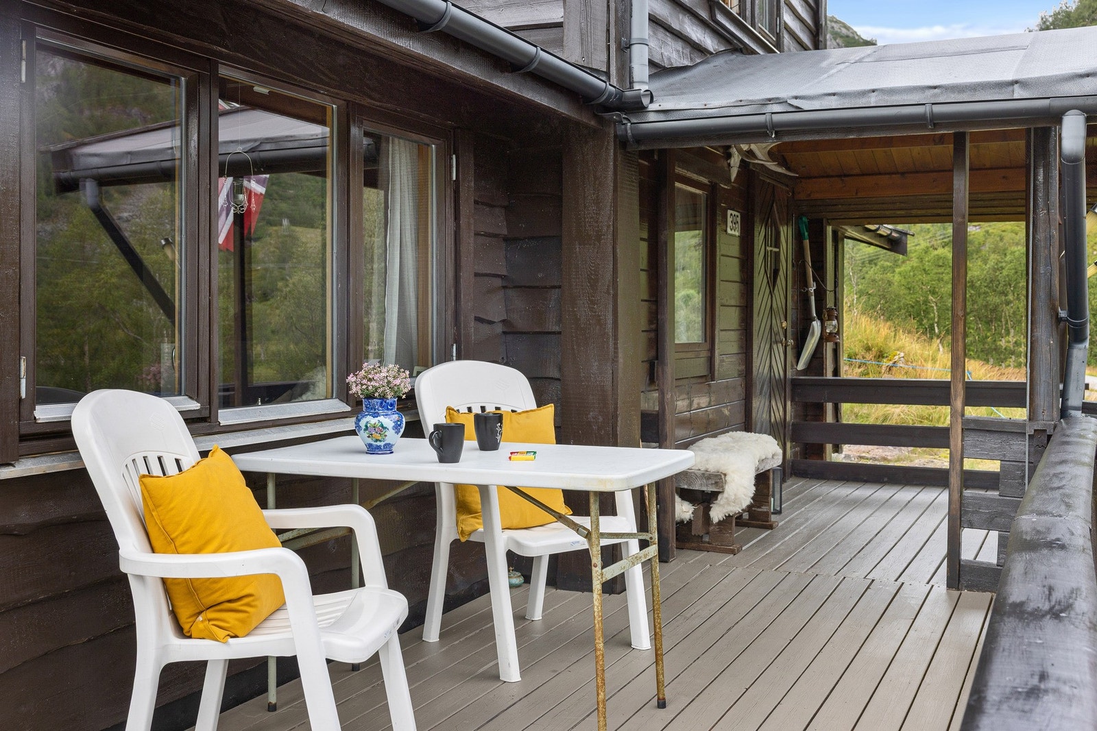 Fint opparbeidet inngangsparti.
Terrassen er nybeiset i sommer. Galleribilde