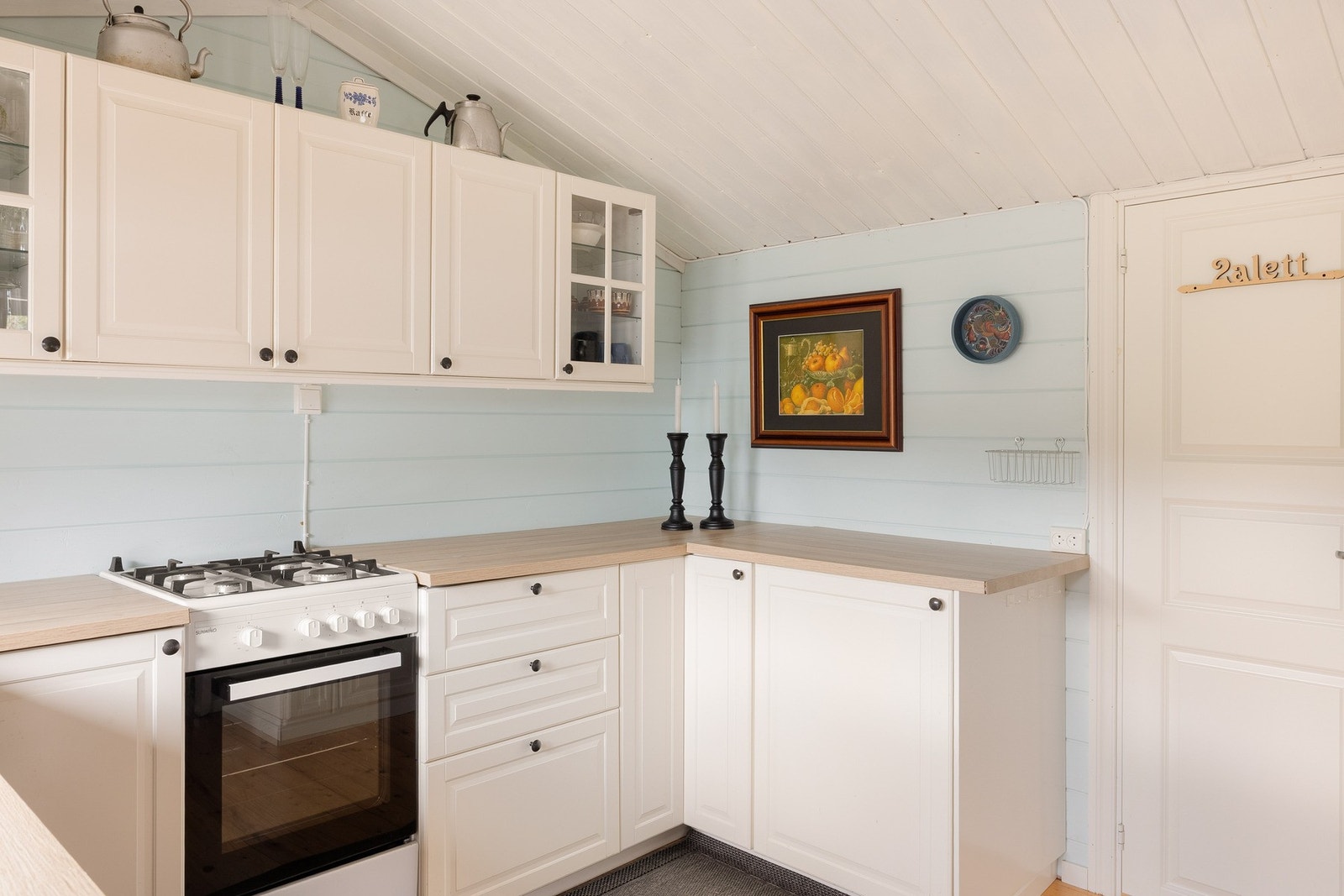 Av hvitevarer er det gasskomfyr, kjøleskap som går på gass. Galleribilde