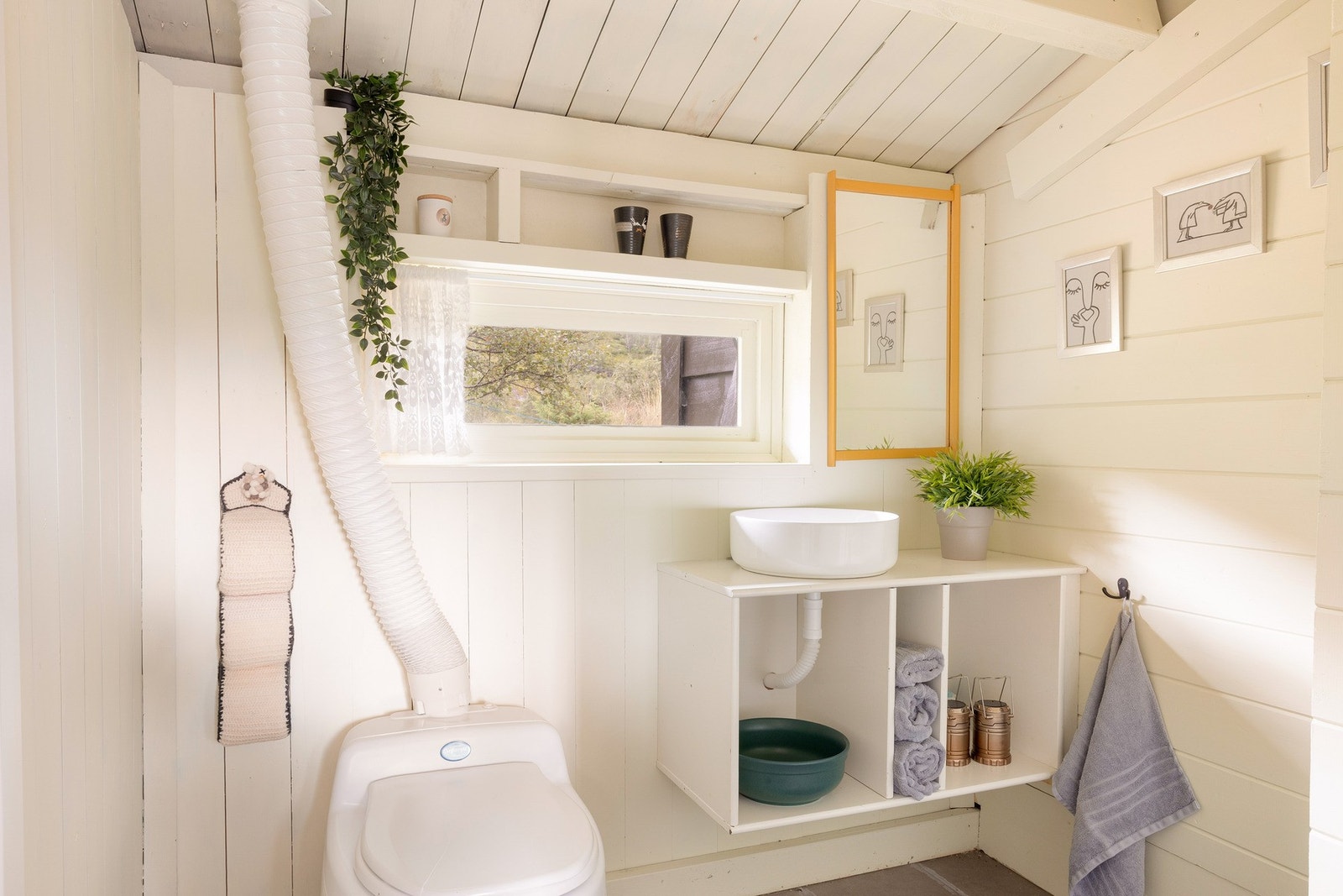 Rommet er innredet med posetoalett og hylle med overliggende servant. Galleribilde