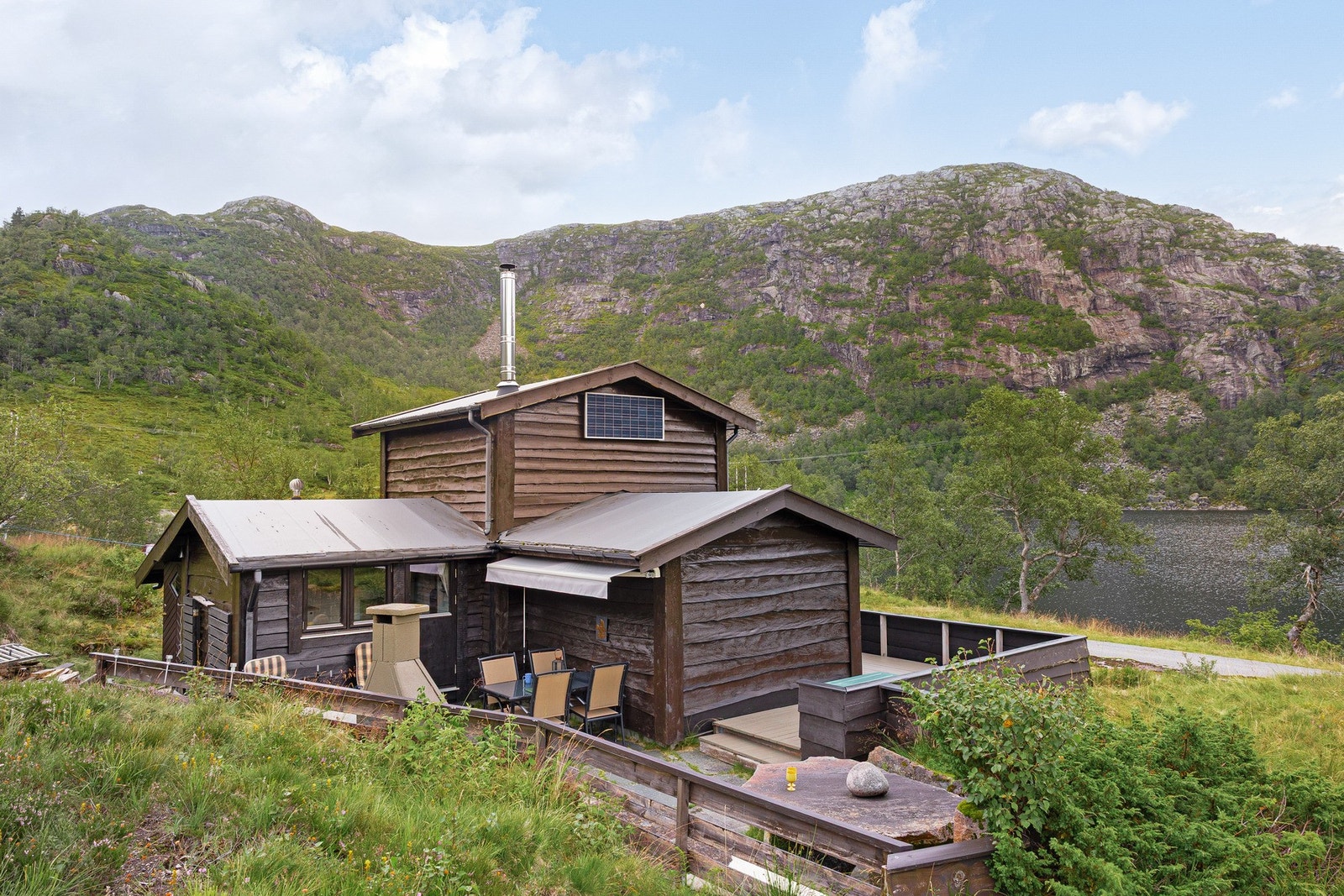 En sjarmerende fjellhytte i flotte og naturskjønne omgivelser. Galleribilde