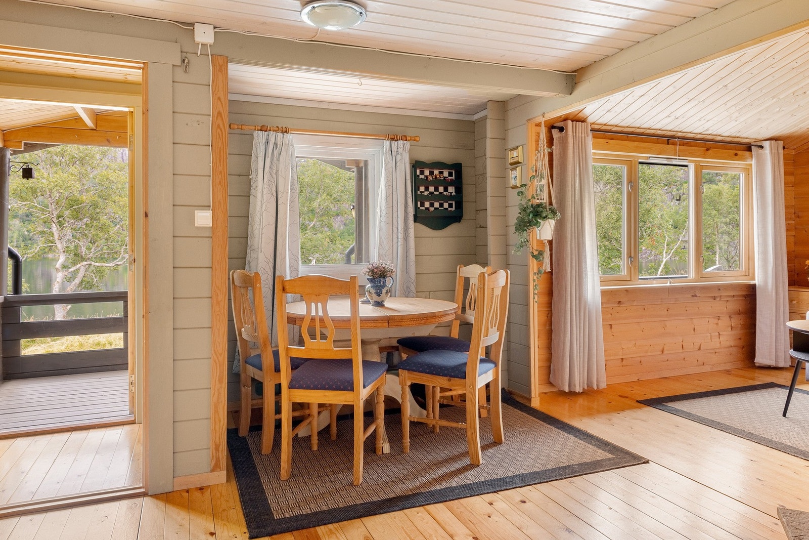 Velkommen inn! Stue er romslig og fin. Galleribilde