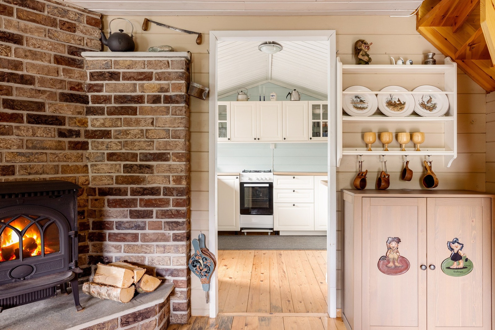 Kjøkkenet ligger fint til med en praktisk løsning med god skap- og benkeplass. Galleribilde