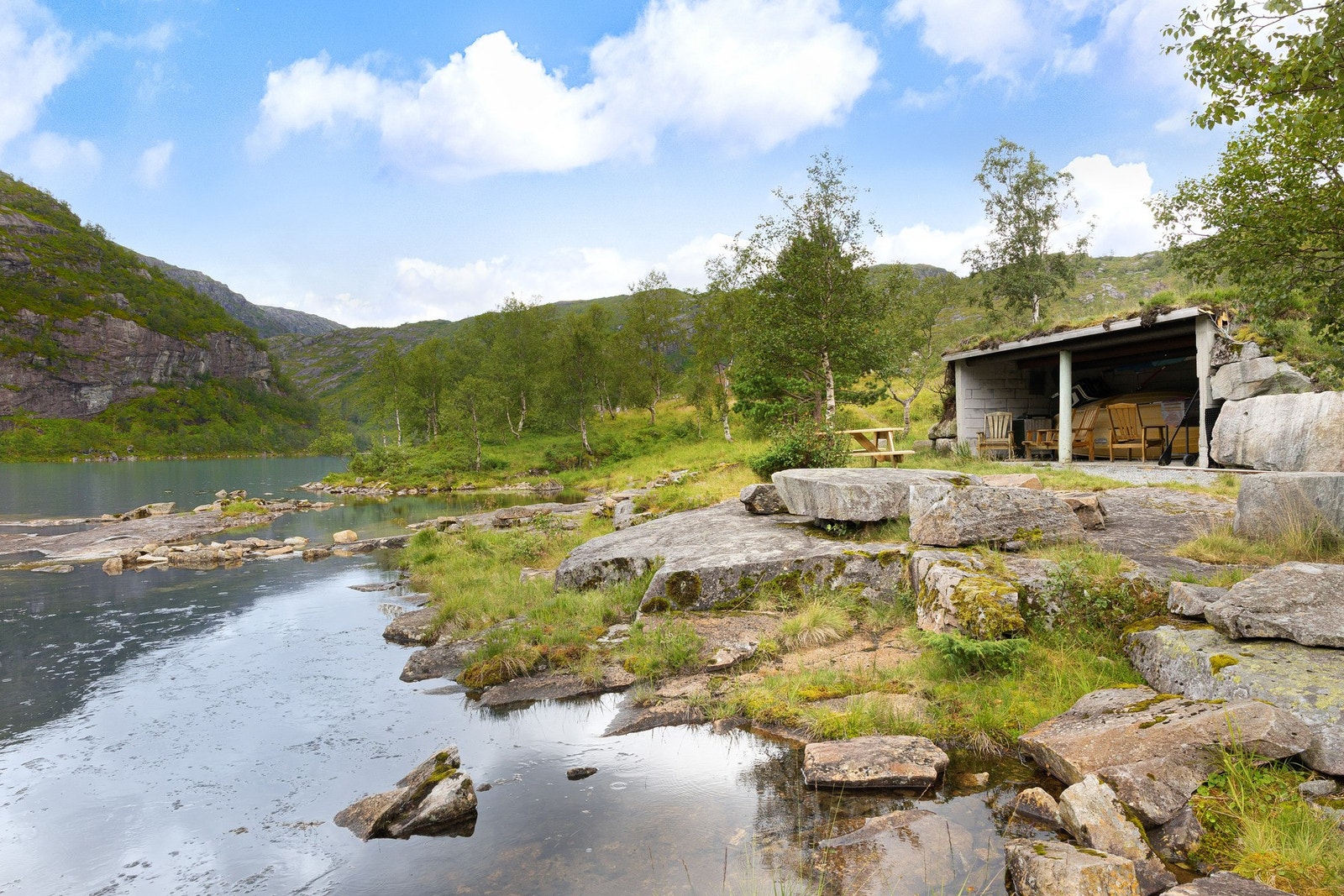 Felles gapahuk ved vannet. Her er det opparbeidet med felles grill og sittemøbler. Et fantastisk sted for både bading og soling om sommeren. Galleribilde