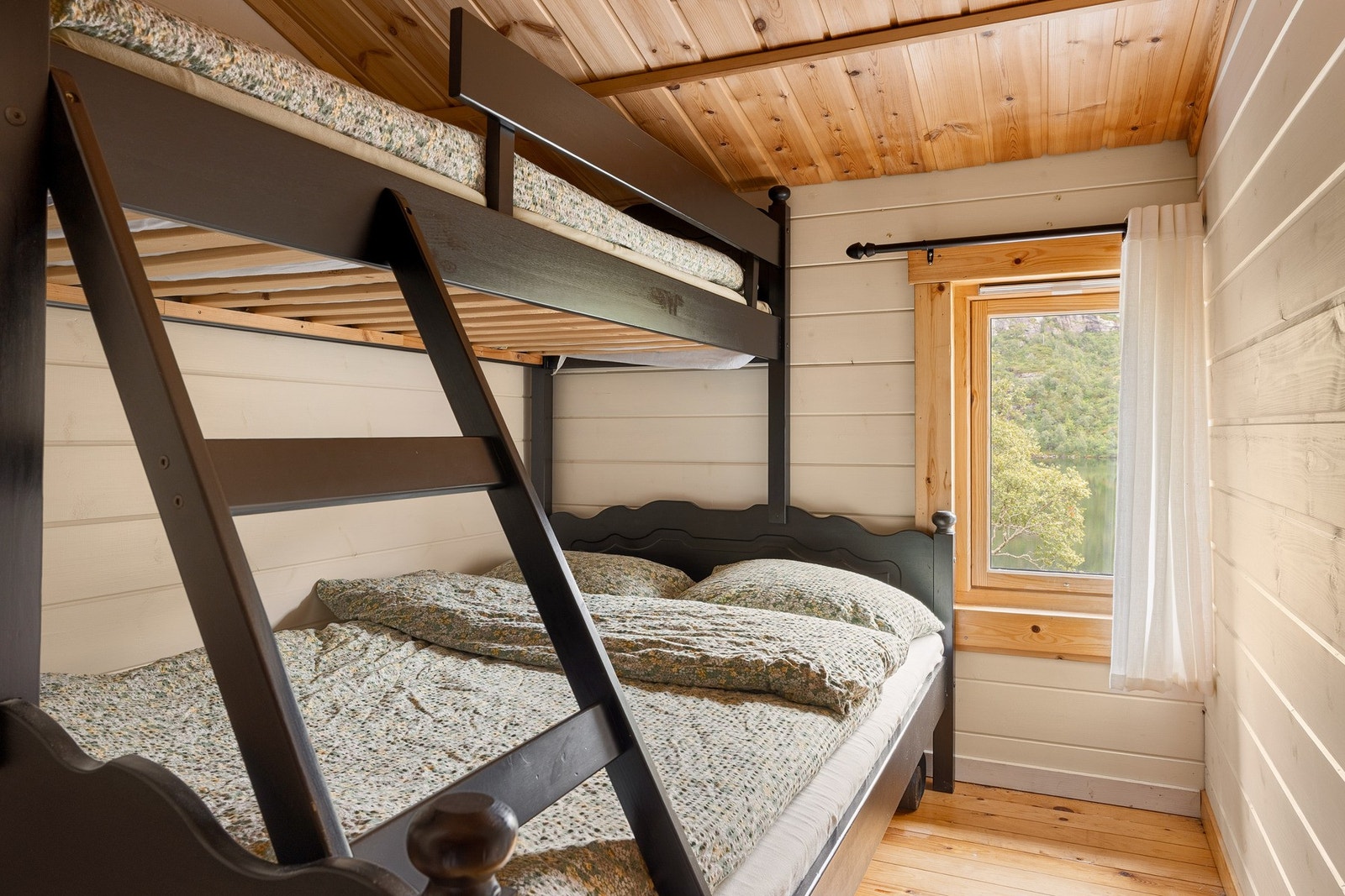 På loftet er det to soverom. Galleribilde