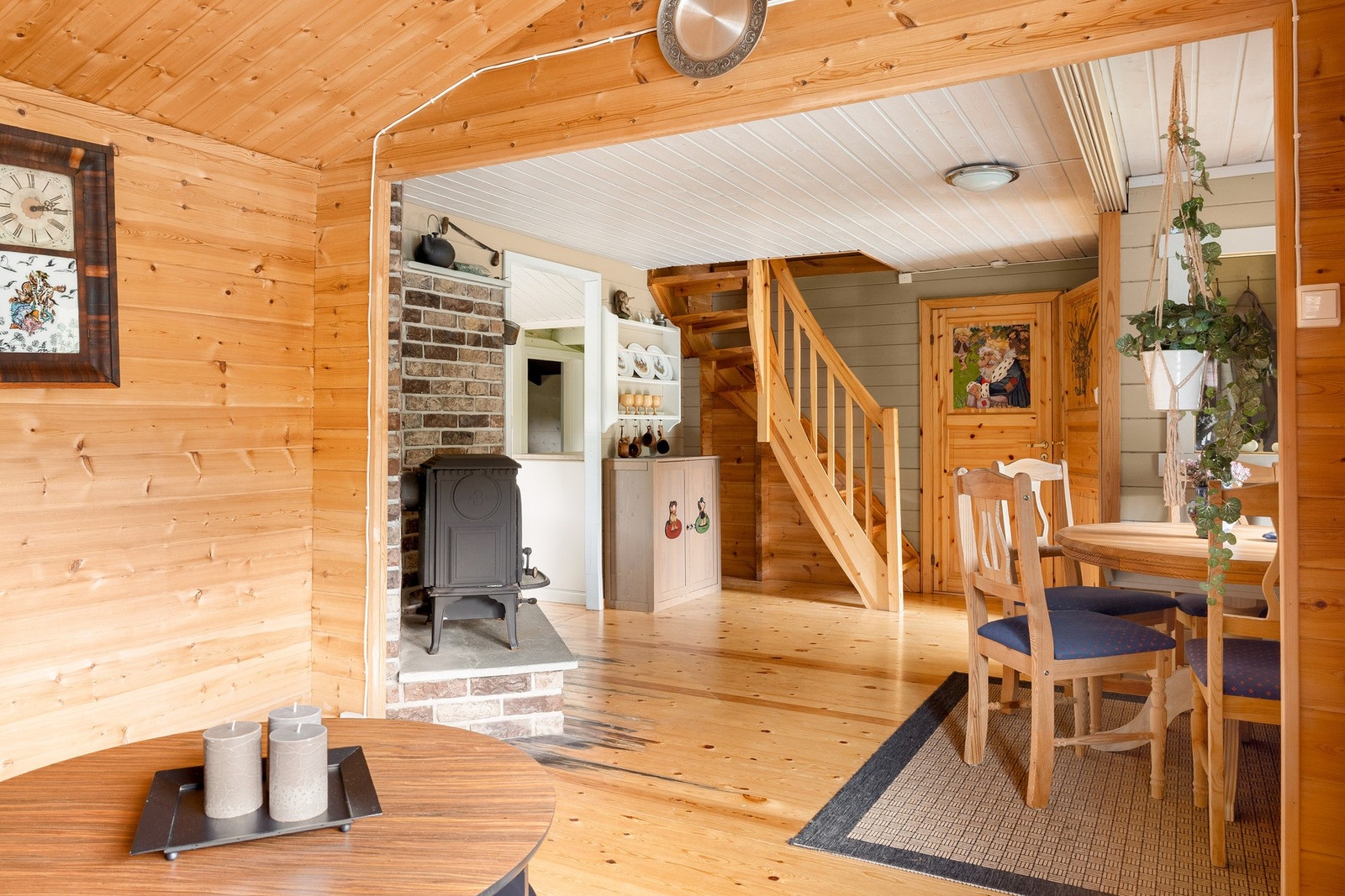 Det er furugulv, trepanel på veggene, trepanel i taket. Galleribilde