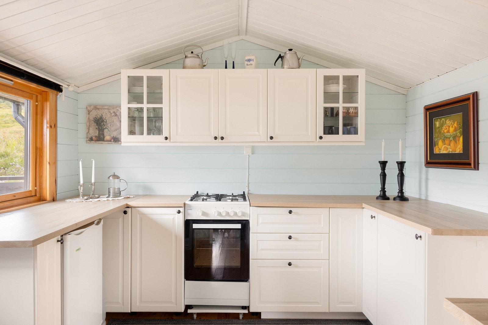 Kjøkkeninnredning med profilerte fronter, laminert benkeplate og stålvask. Galleribilde