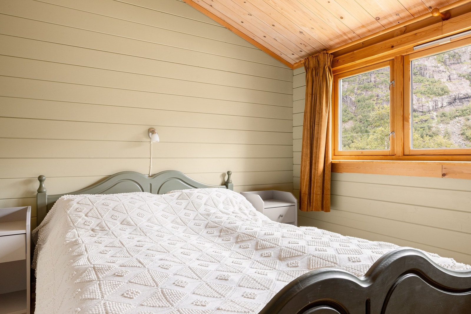 Hytten har tre soverom. Det ene soverommet ligger nede i første etasje. Galleribilde