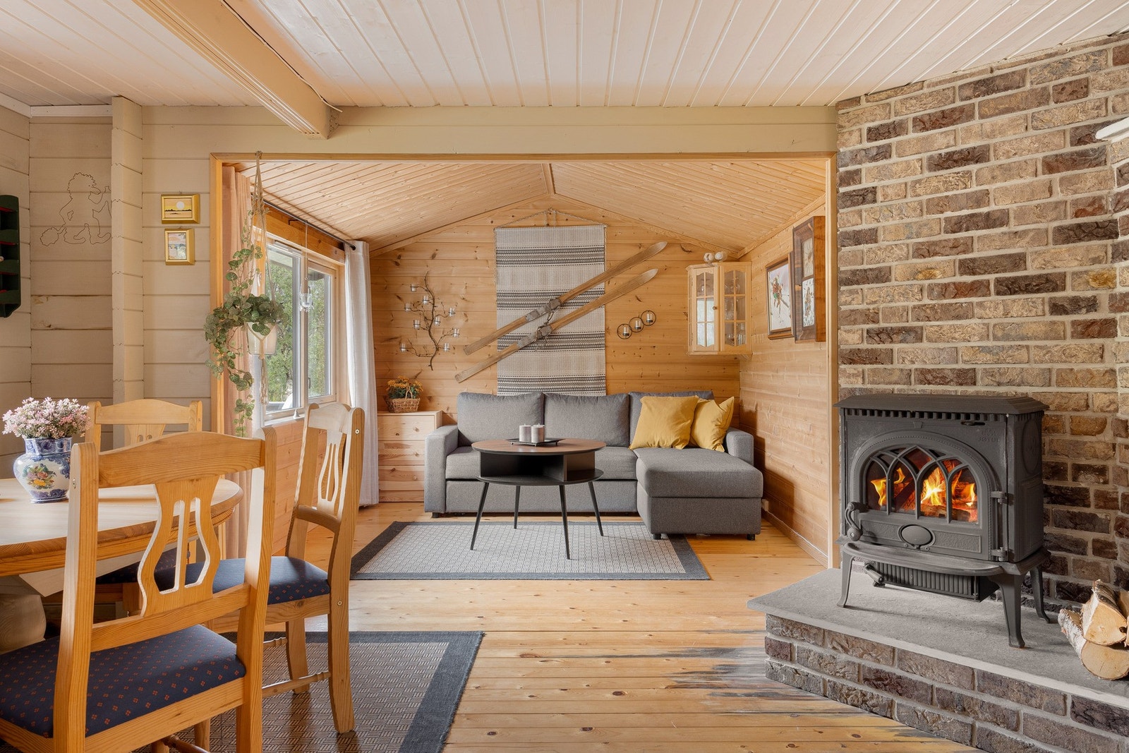 Hytten har usjenert beliggenhet på flott naturtomt og er meget godt utnyttet innvendig. Galleribilde