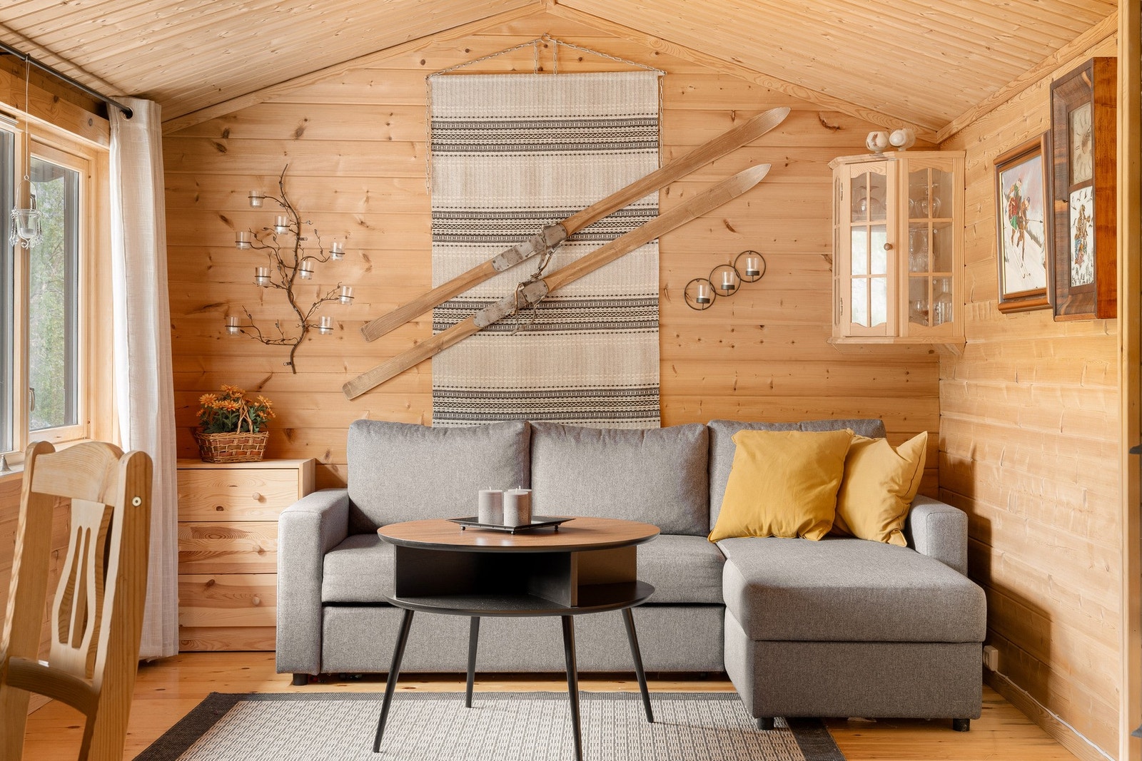 Her er det god plass til å innrede med både sofa- og spisegruppe. Galleribilde